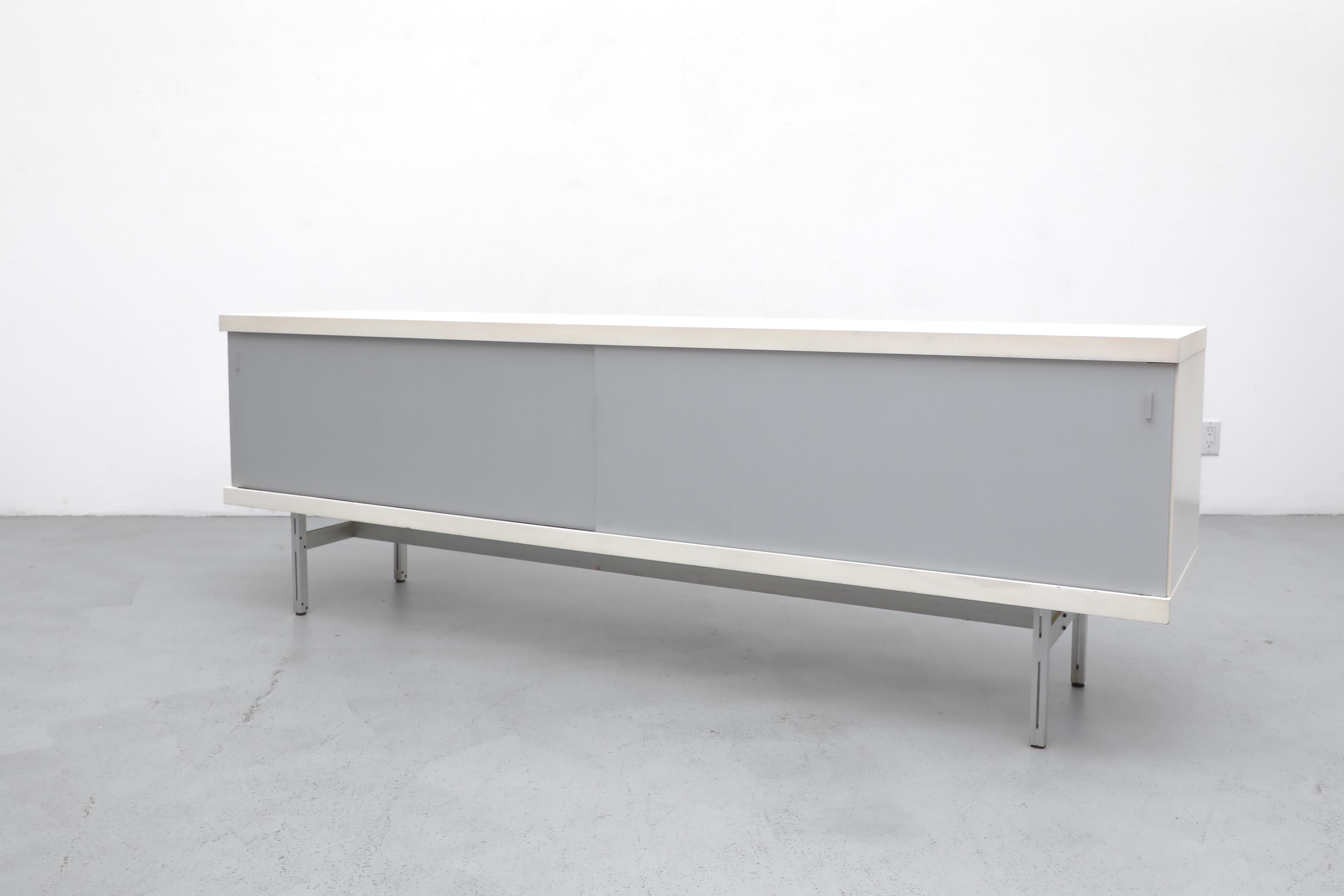 Mid-Century Modern Rare crédence sur pied du milieu du siècle de Horst Brüning en blanc et aluminium pour Behr