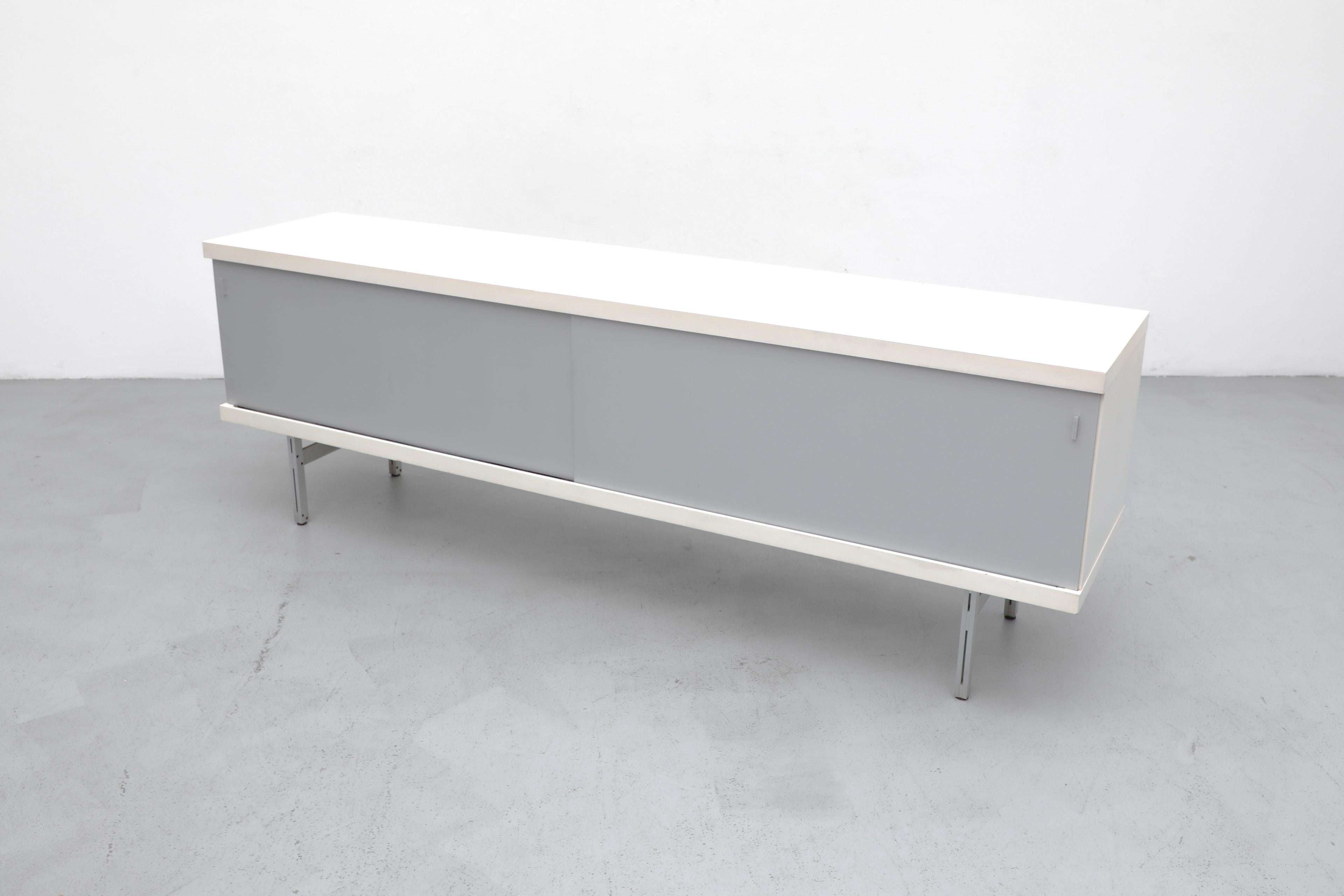 Allemand Rare crédence sur pied du milieu du siècle de Horst Brüning en blanc et aluminium pour Behr