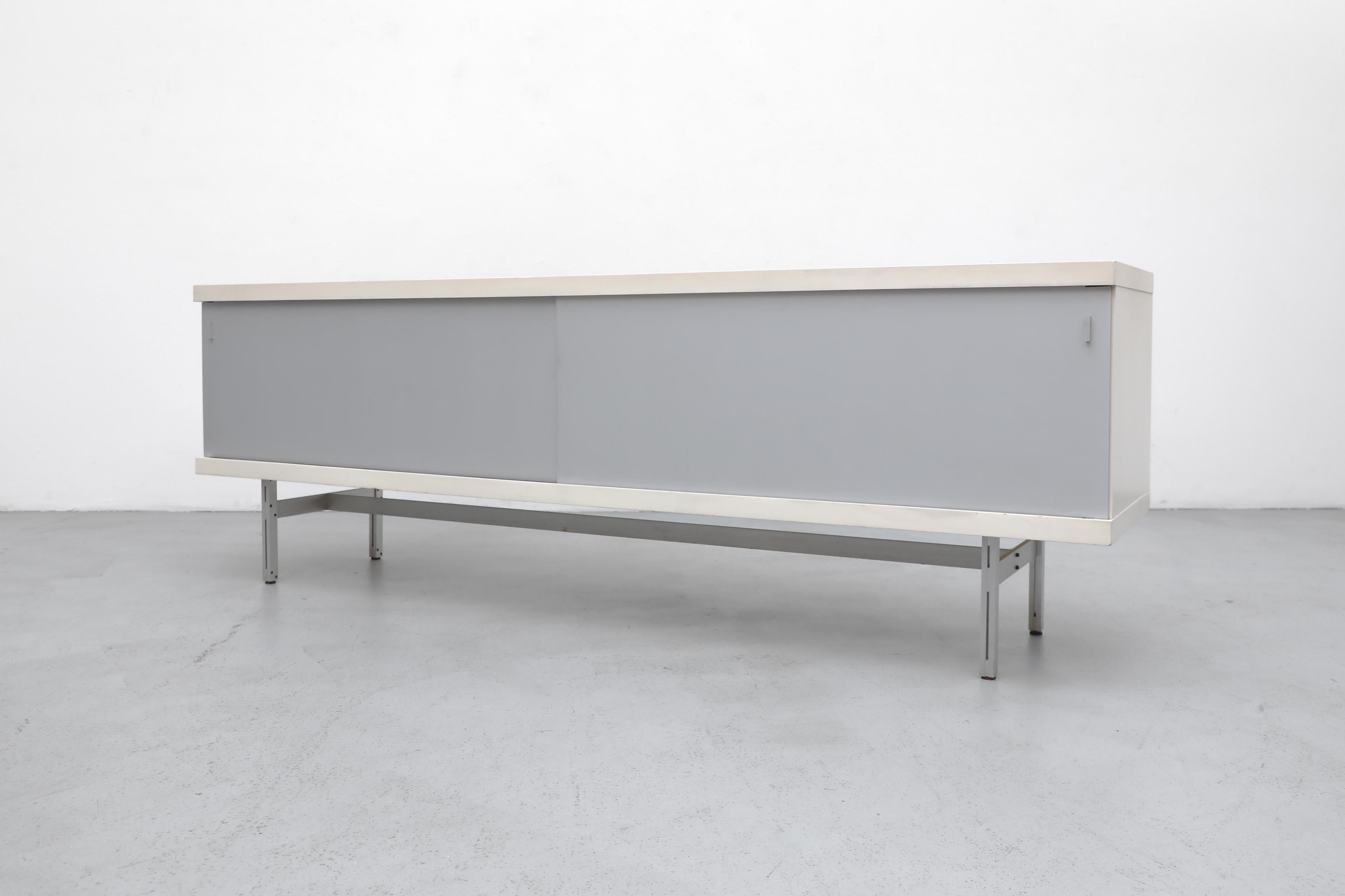 Laqué Rare crédence sur pied du milieu du siècle de Horst Brüning en blanc et aluminium pour Behr