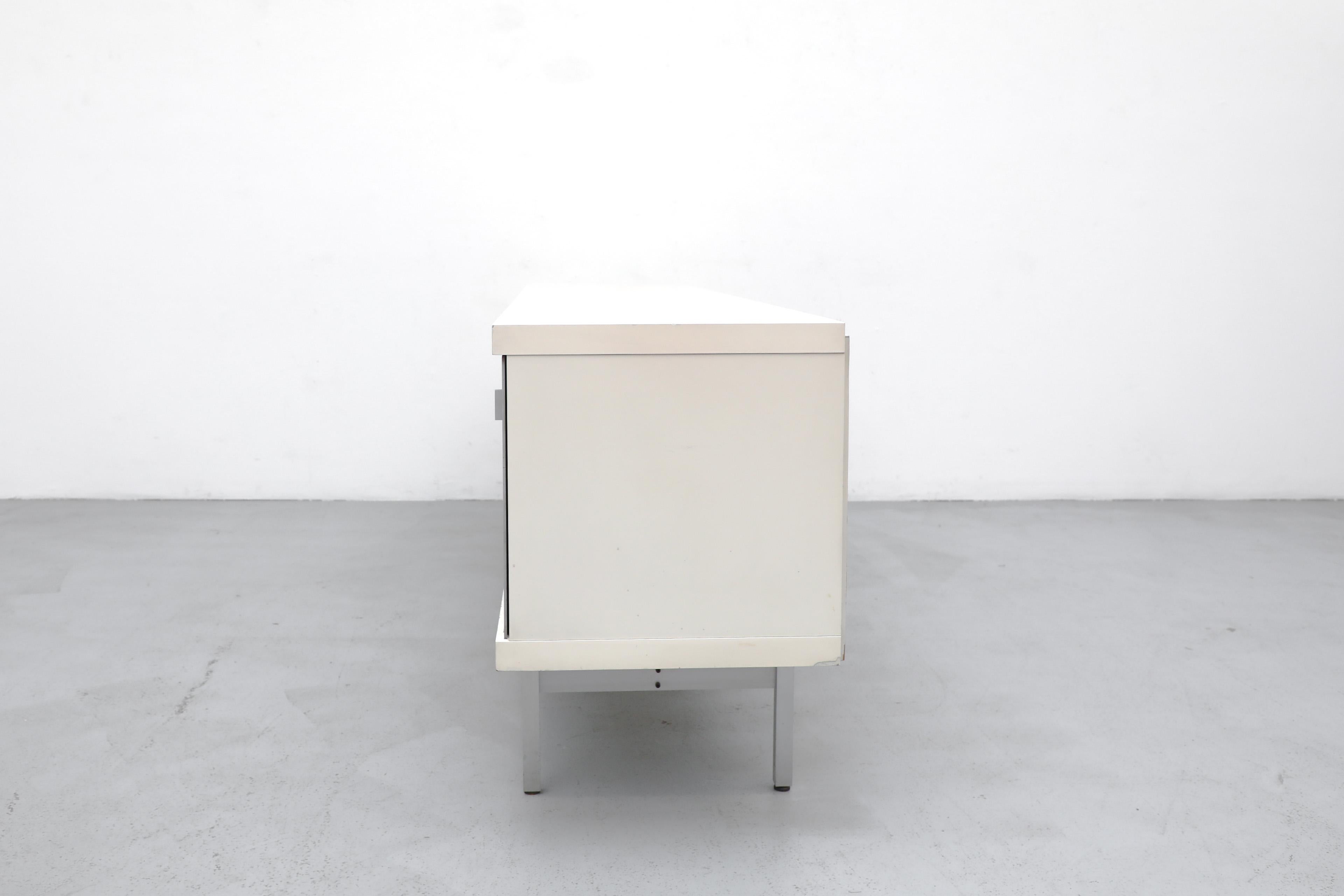 Rare crédence sur pied du milieu du siècle de Horst Brüning en blanc et aluminium pour Behr Bon état à Los Angeles, CA