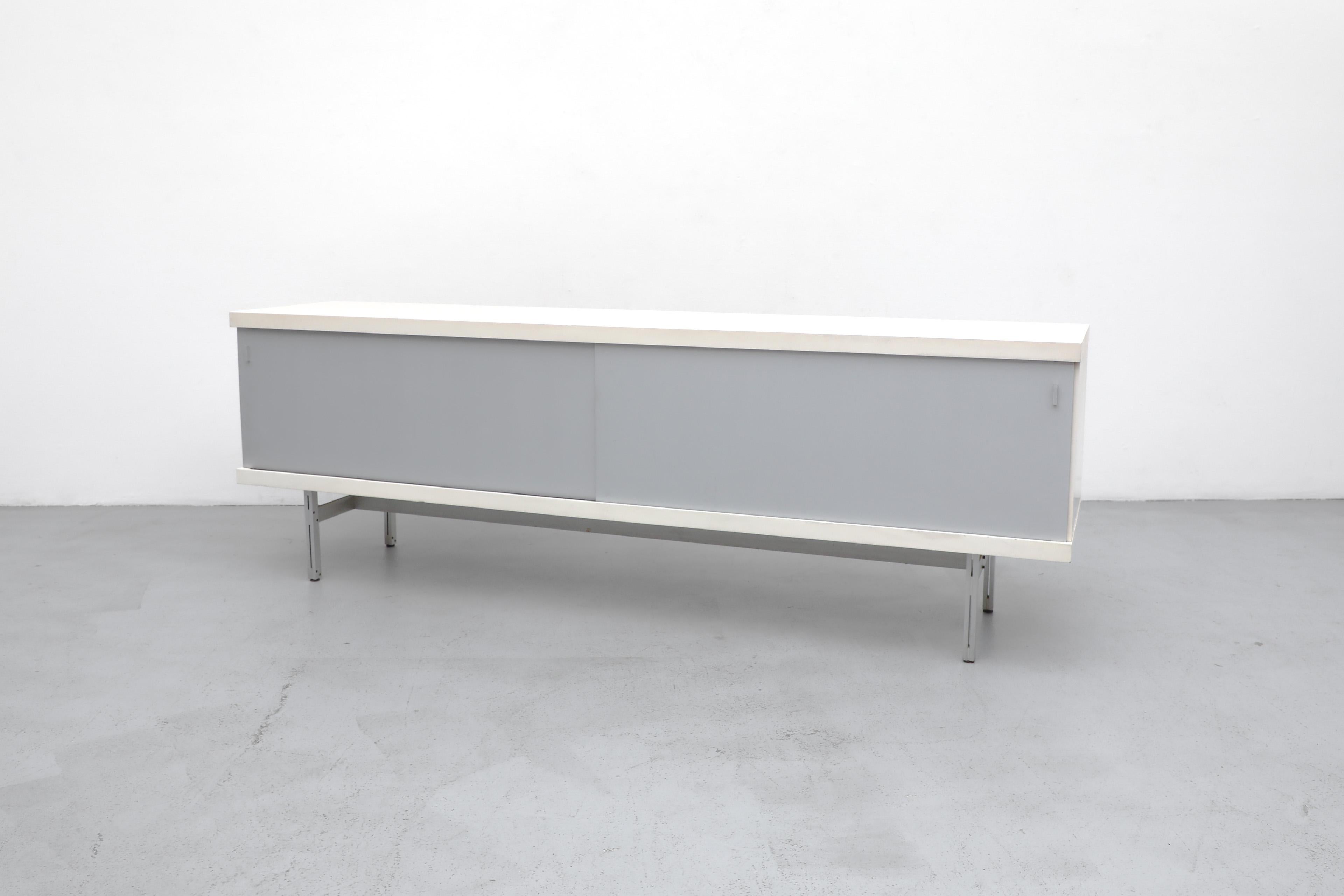 20ième siècle Rare crédence sur pied du milieu du siècle de Horst Brüning en blanc et aluminium pour Behr