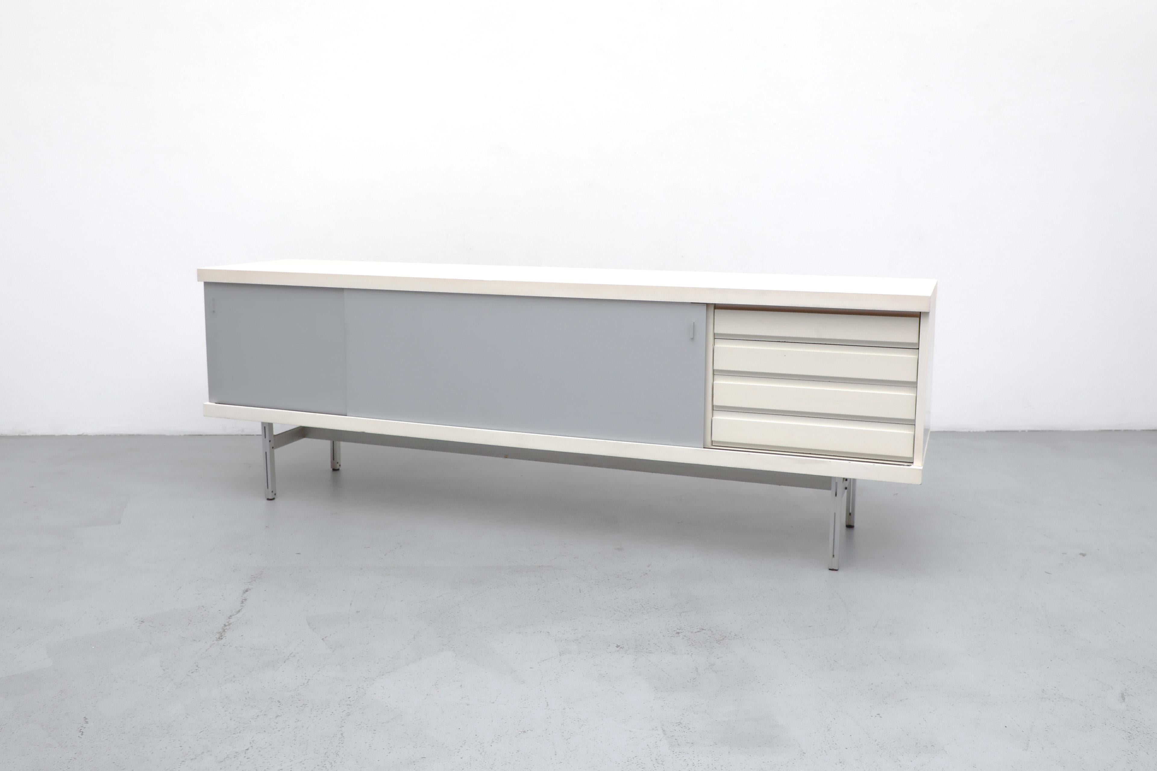 Aluminium Rare crédence sur pied du milieu du siècle de Horst Brüning en blanc et aluminium pour Behr