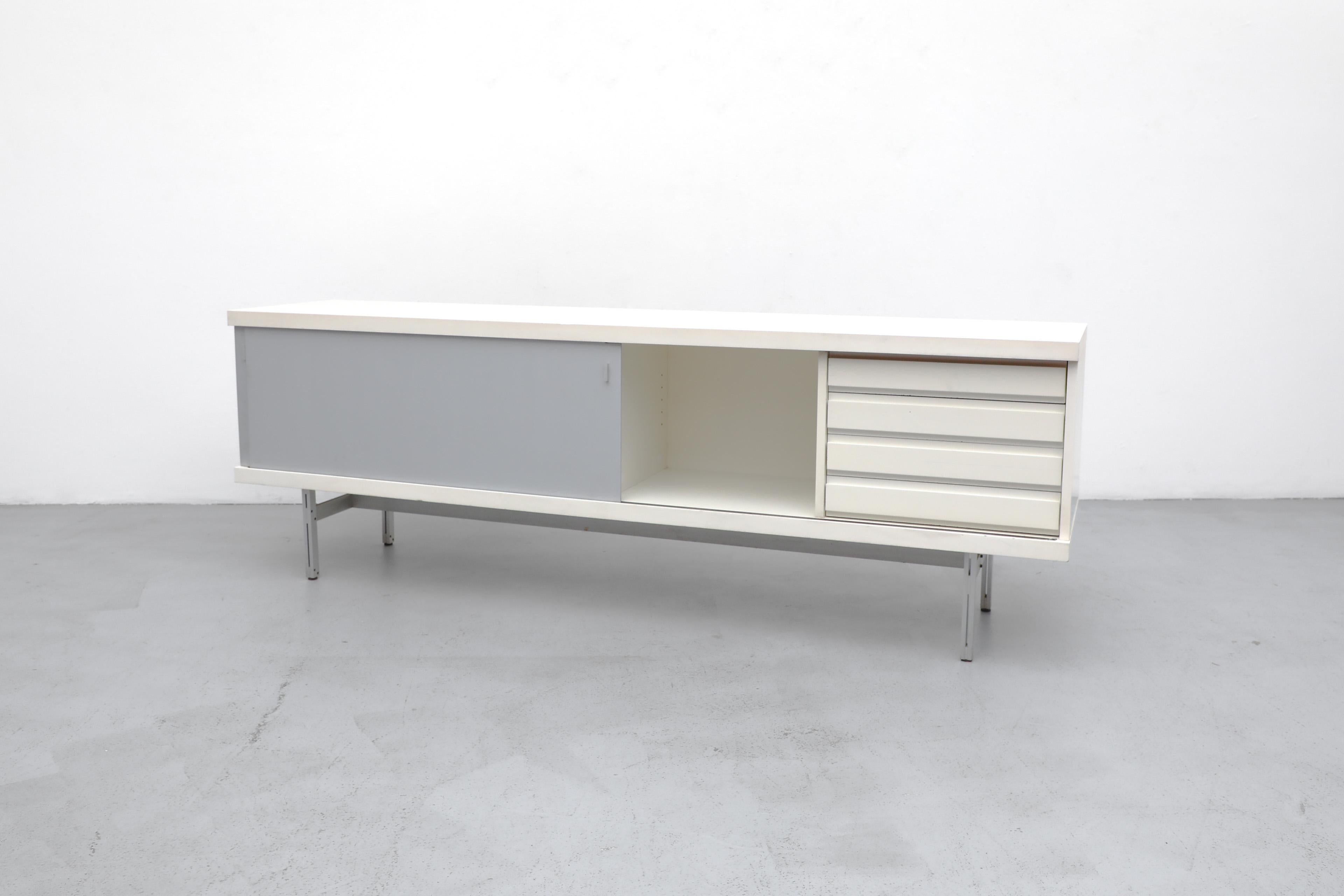 Rare crédence sur pied du milieu du siècle de Horst Brüning en blanc et aluminium pour Behr 1