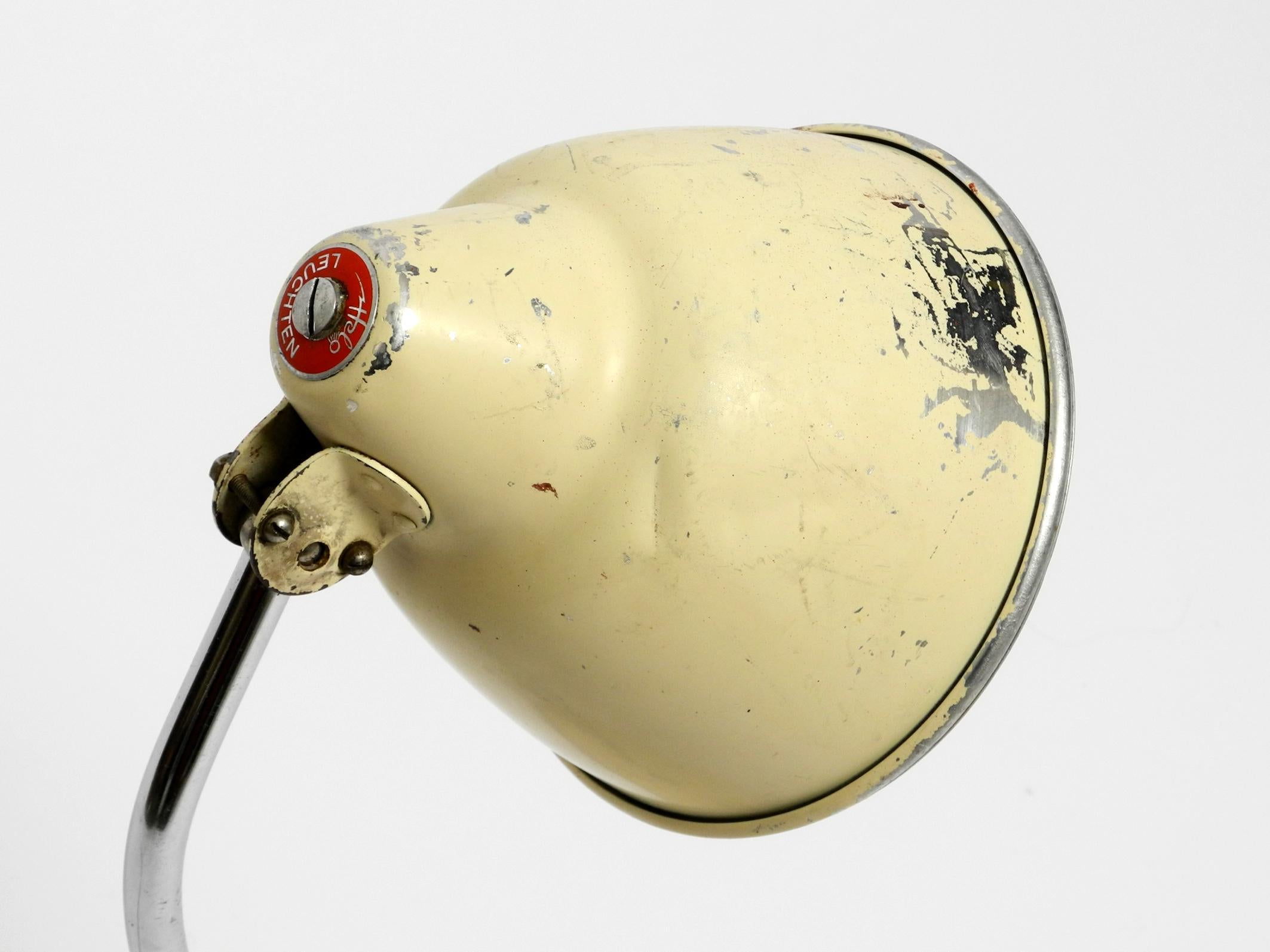 Rare lampe industrielle du milieu du siècle dernier en beige d'origine de Helo Leuchten en vente 3