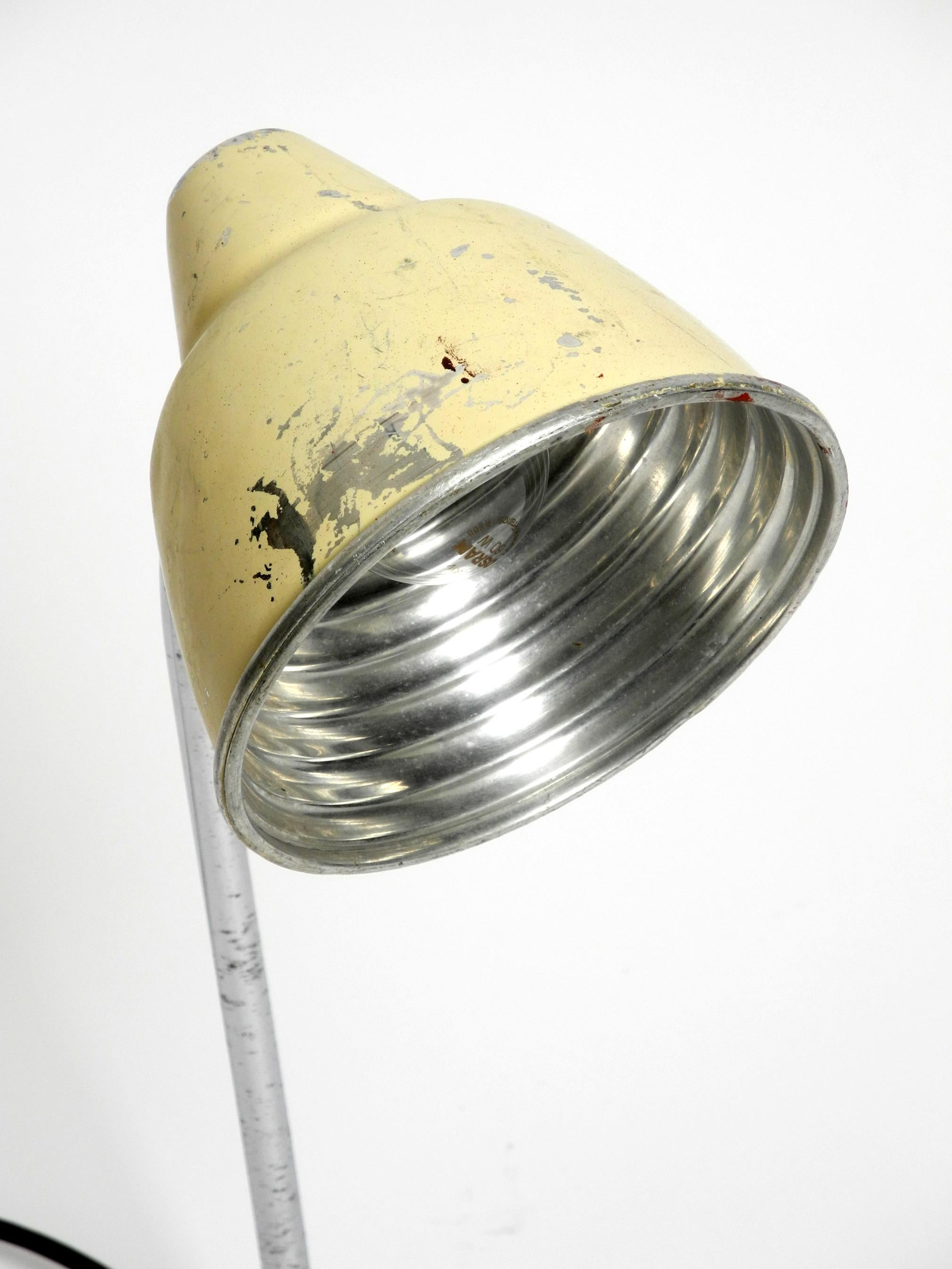 Rare lampe industrielle du milieu du siècle dernier en beige d'origine de Helo Leuchten en vente 7