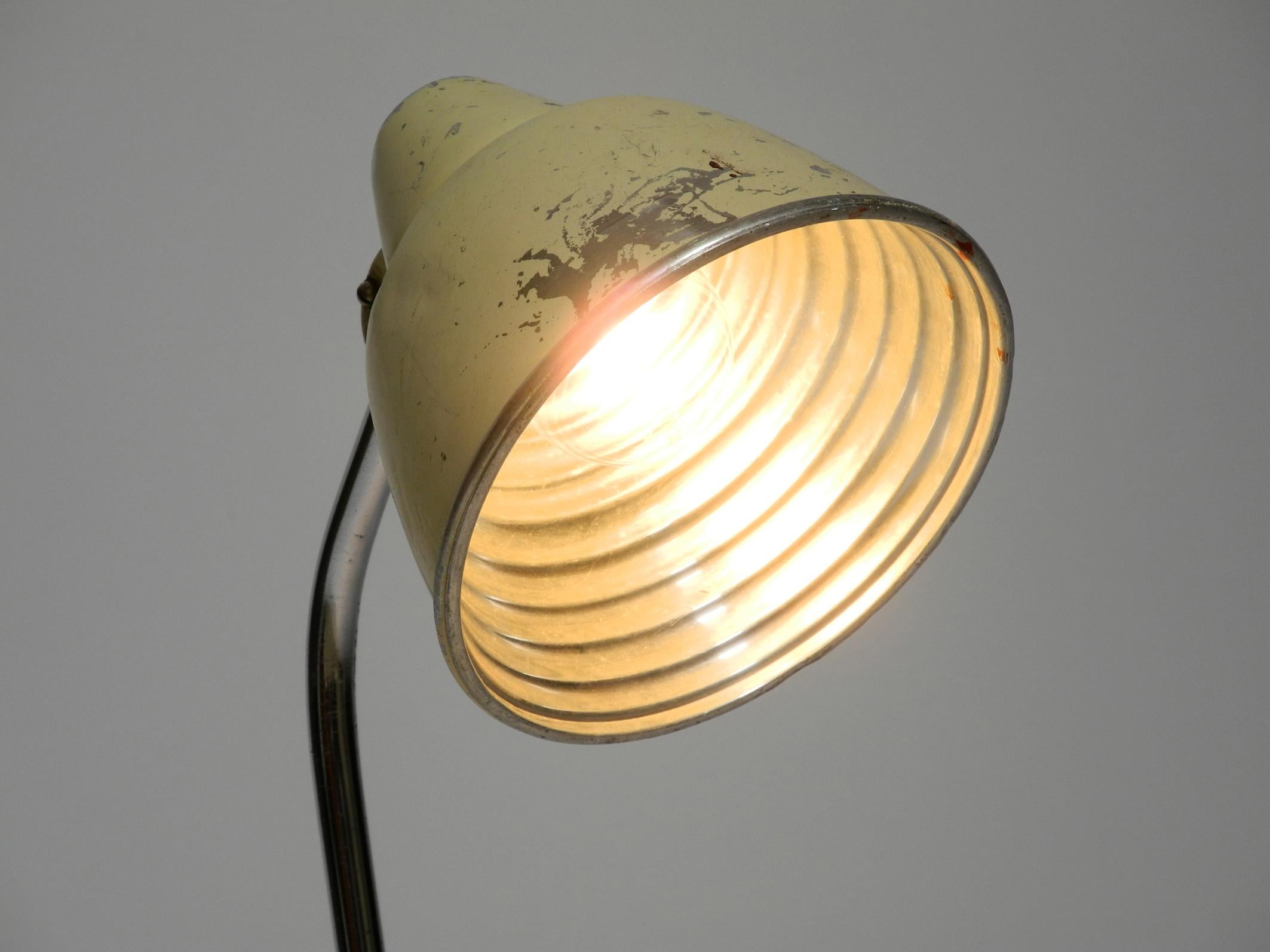Rare lampe industrielle du milieu du siècle dernier en beige d'origine de Helo Leuchten en vente 8