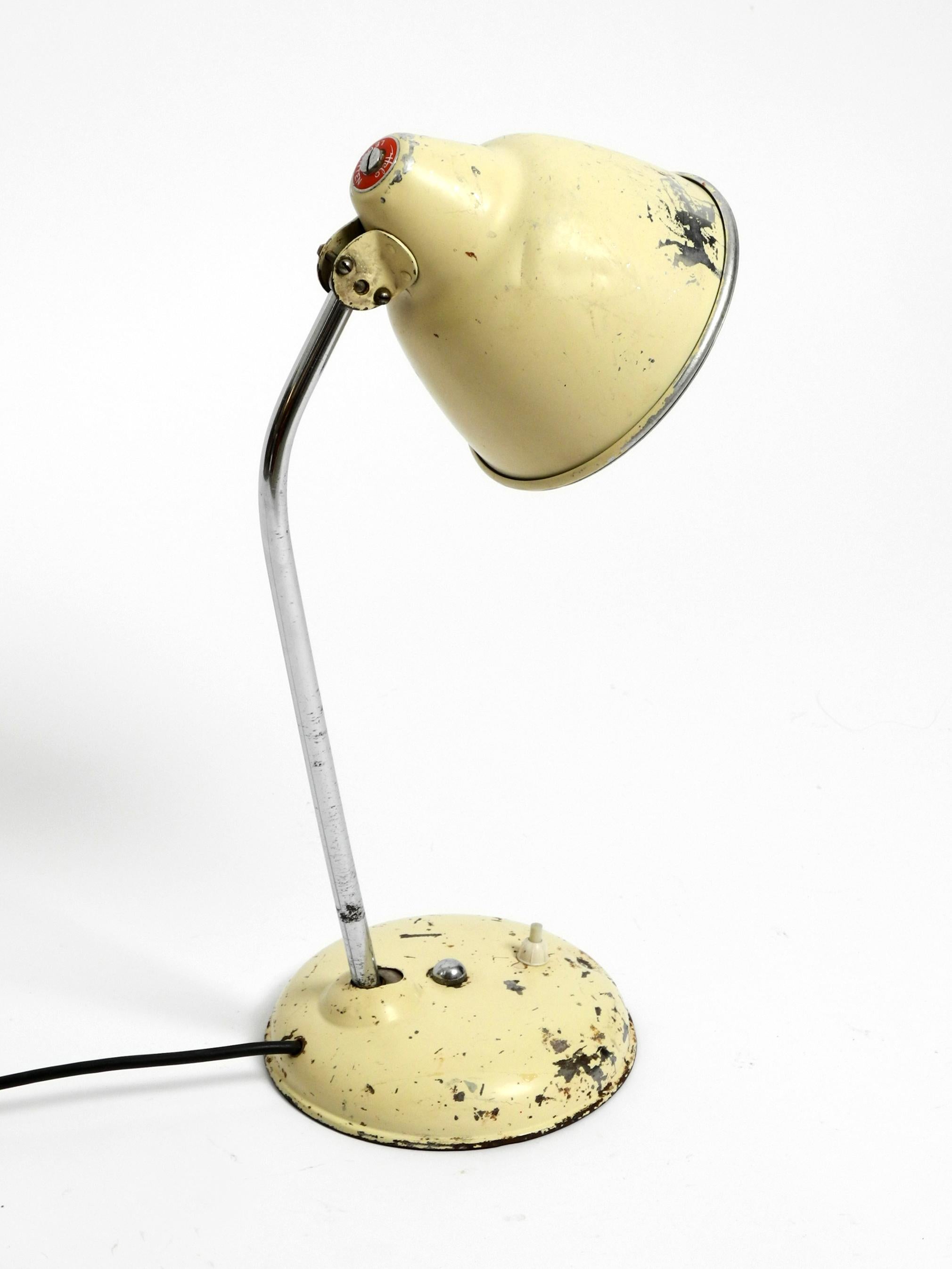 Rare lampe industrielle du milieu du siècle dernier en beige d'origine de Helo Leuchten en vente 11