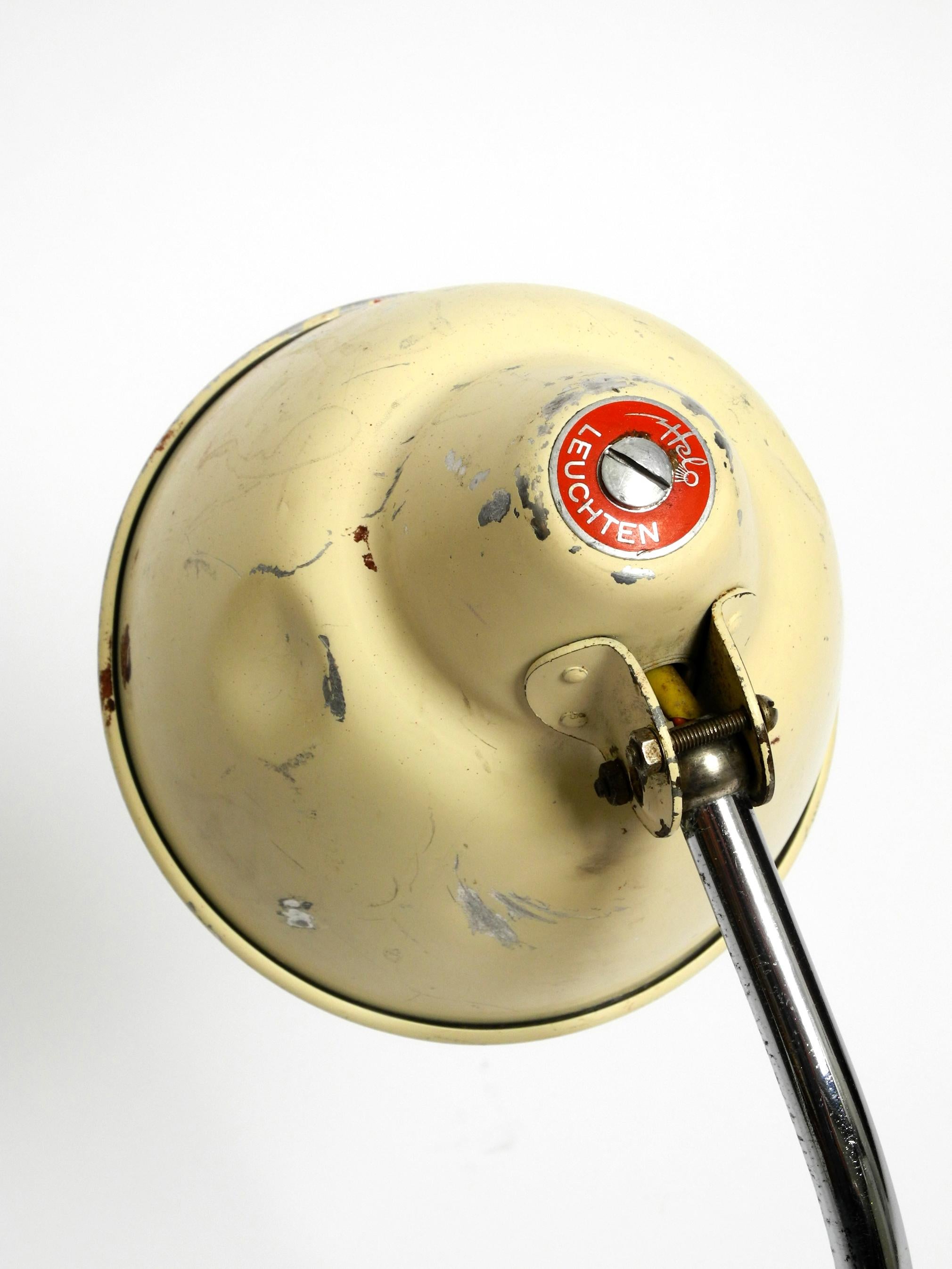 Rare lampe industrielle du milieu du siècle dernier en beige d'origine de Helo Leuchten en vente 2