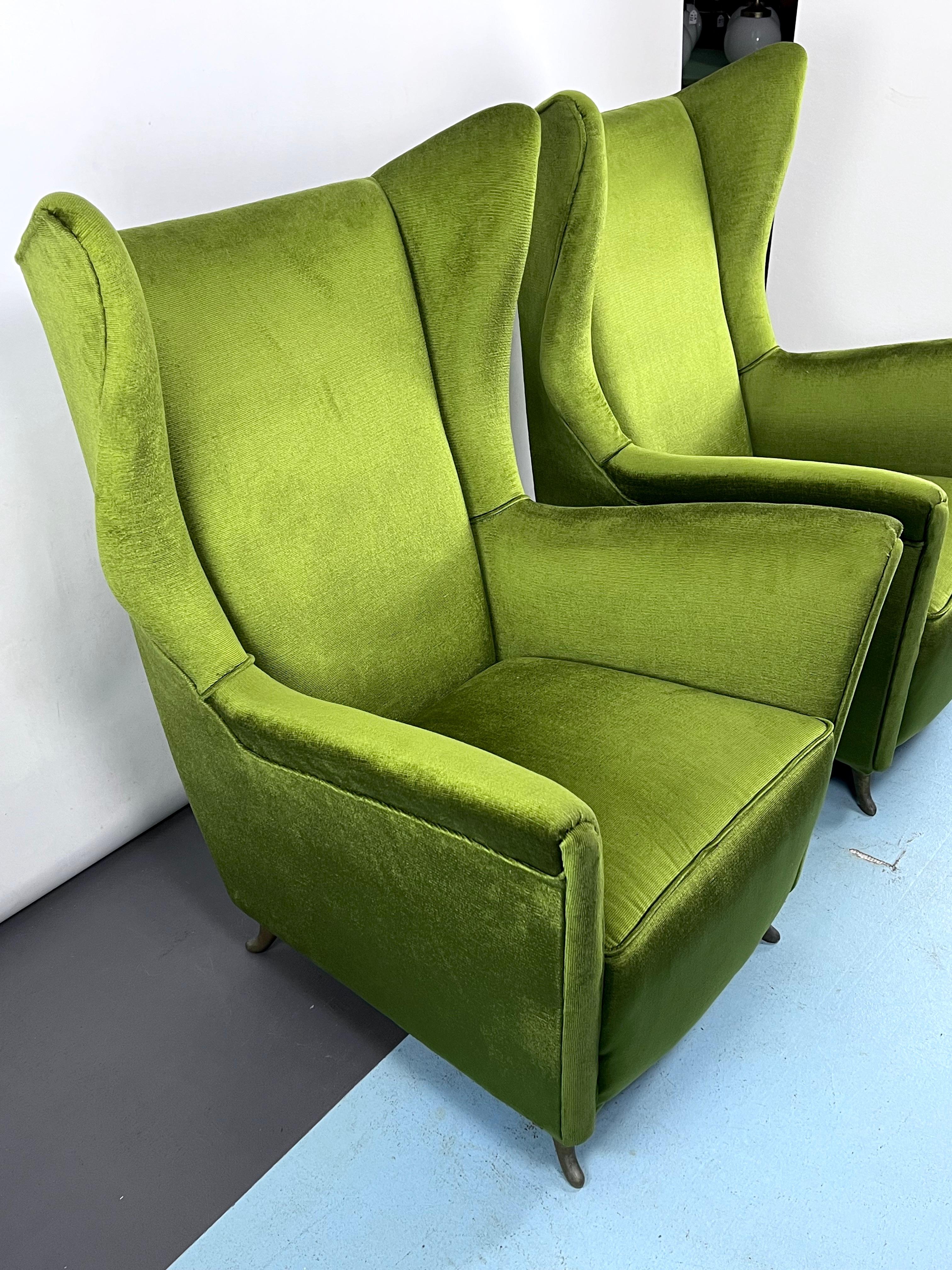 Rare Midcentury Italian Green Velvet ISA Armchairs Attributable to Gio Ponti In Good Condition For Sale In Catania, CT