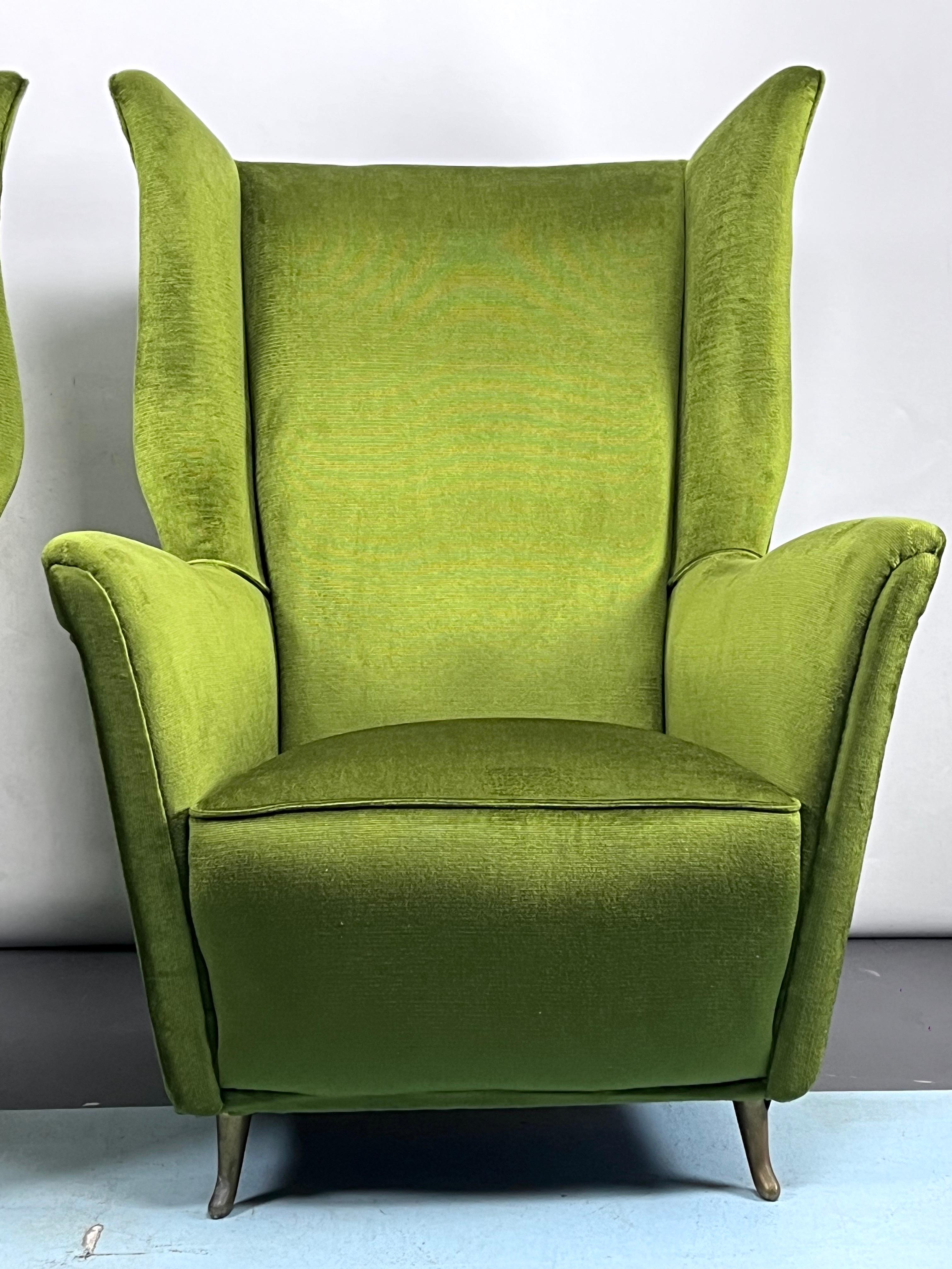 Rare Midcentury Italian Green Velvet ISA Armchairs Attributable to Gio Ponti For Sale 1