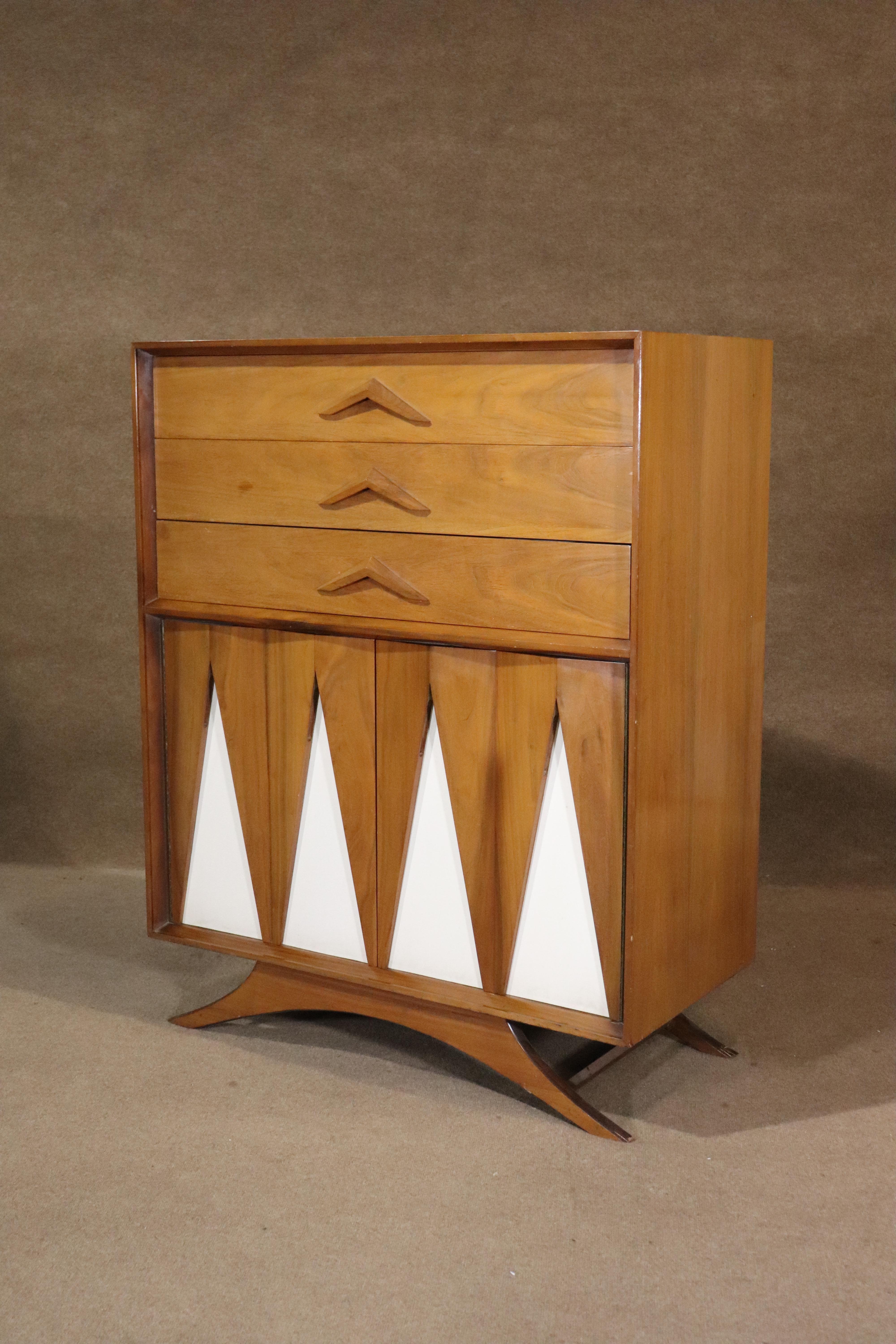 Unique vintage American dresser with white triangle cutouts and sculpted bottom. Six total drawers, wood handles and unusual front doors.
Please confirm location NY or NJ