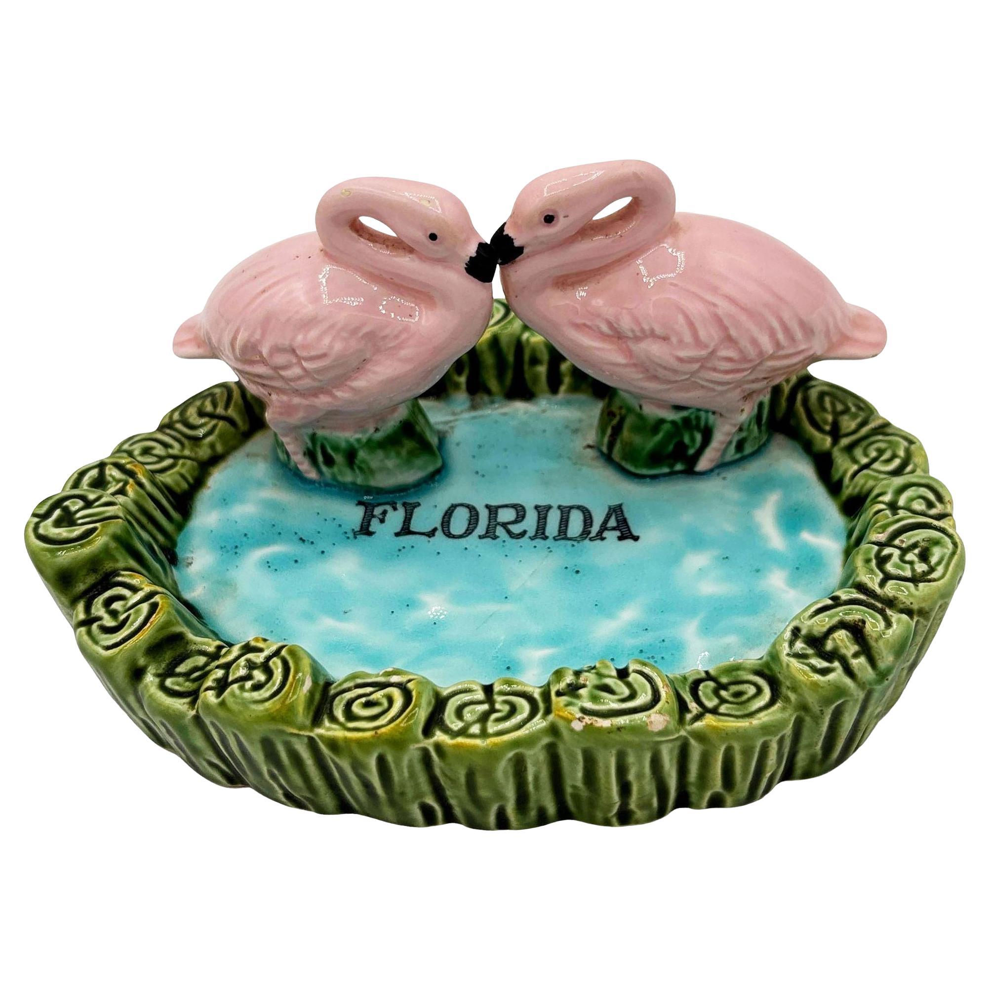 Rare cendrier en céramique du milieu du siècle, Kissing Pink Flamingo Pond Florida en vente
