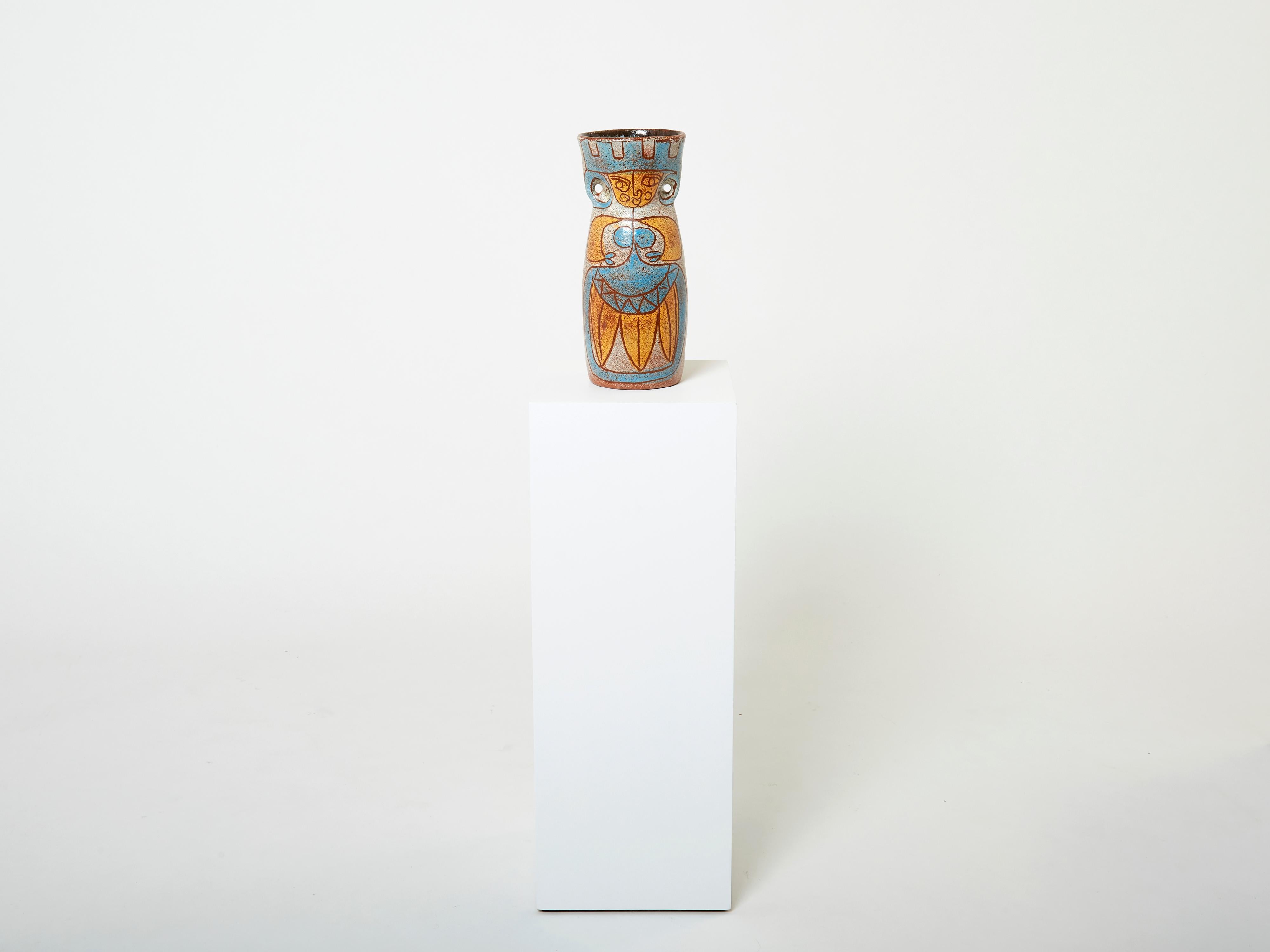 Ce rare vase à oreilles en céramique émaillée d'Accolay faisait partie de la collection Maya fabriquée dans les années 1950 par Les potiers d'Accolay. Il a une présence merveilleuse et sera beau dans n'importe quel espace. Signé, et en excellent