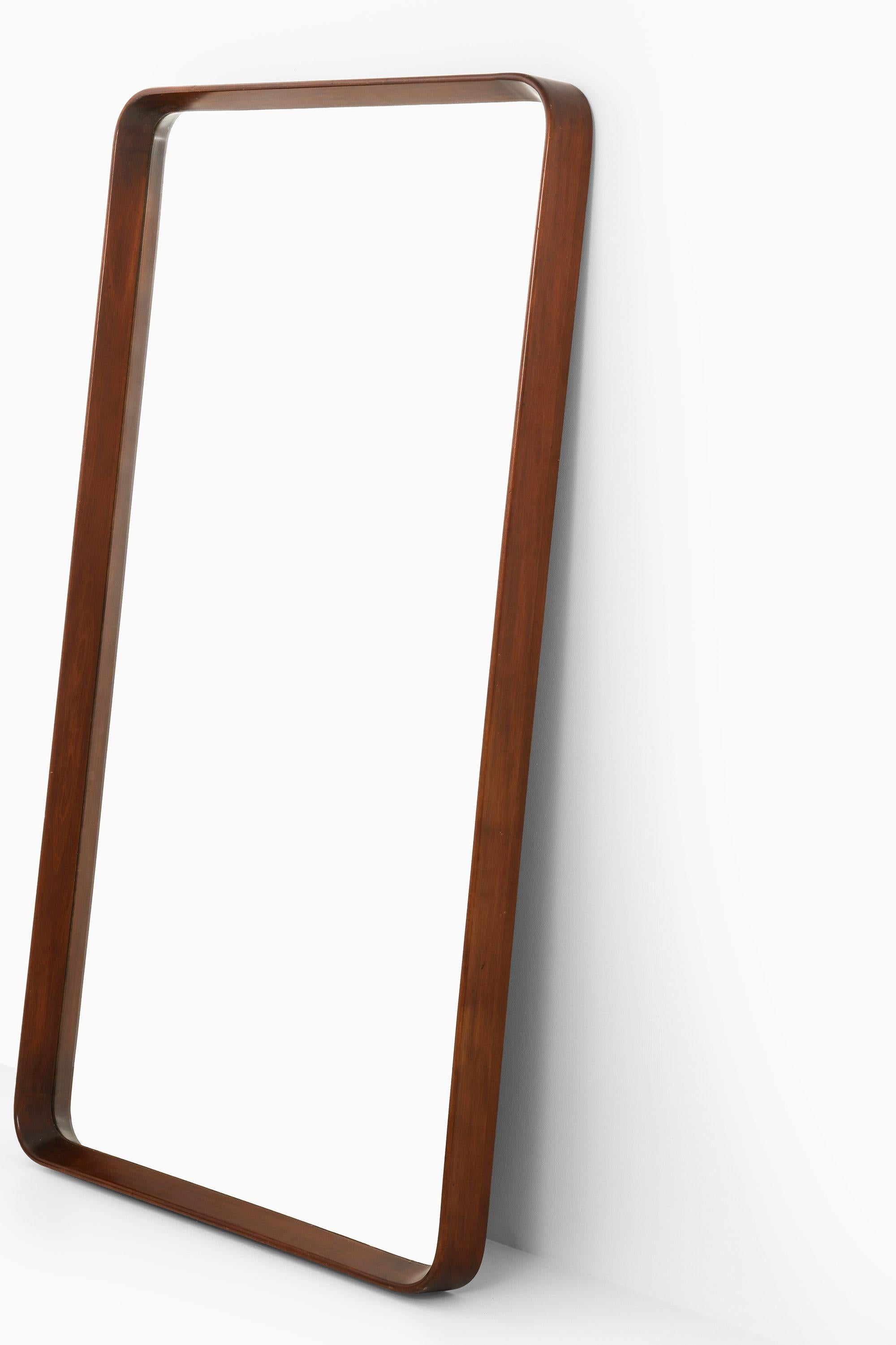Raro specchio di grandi dimensioni in mogano, anni '40

Informazioni aggiuntive:
Materiale: Mogano
Stile: Metà secolo, Scandinavo
Prodotto in Svezia
Dimensioni (L. x P. x H.): 100 x 9 x 175 cm
Condizioni: Buone condizioni d'epoca, con segni d'uso e