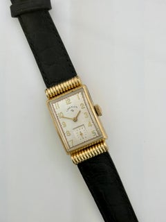 Rare montre-bracelet en or 14 carats du milieu du siècle de Lord Elgin, à cornes festonnées et à capuchon
