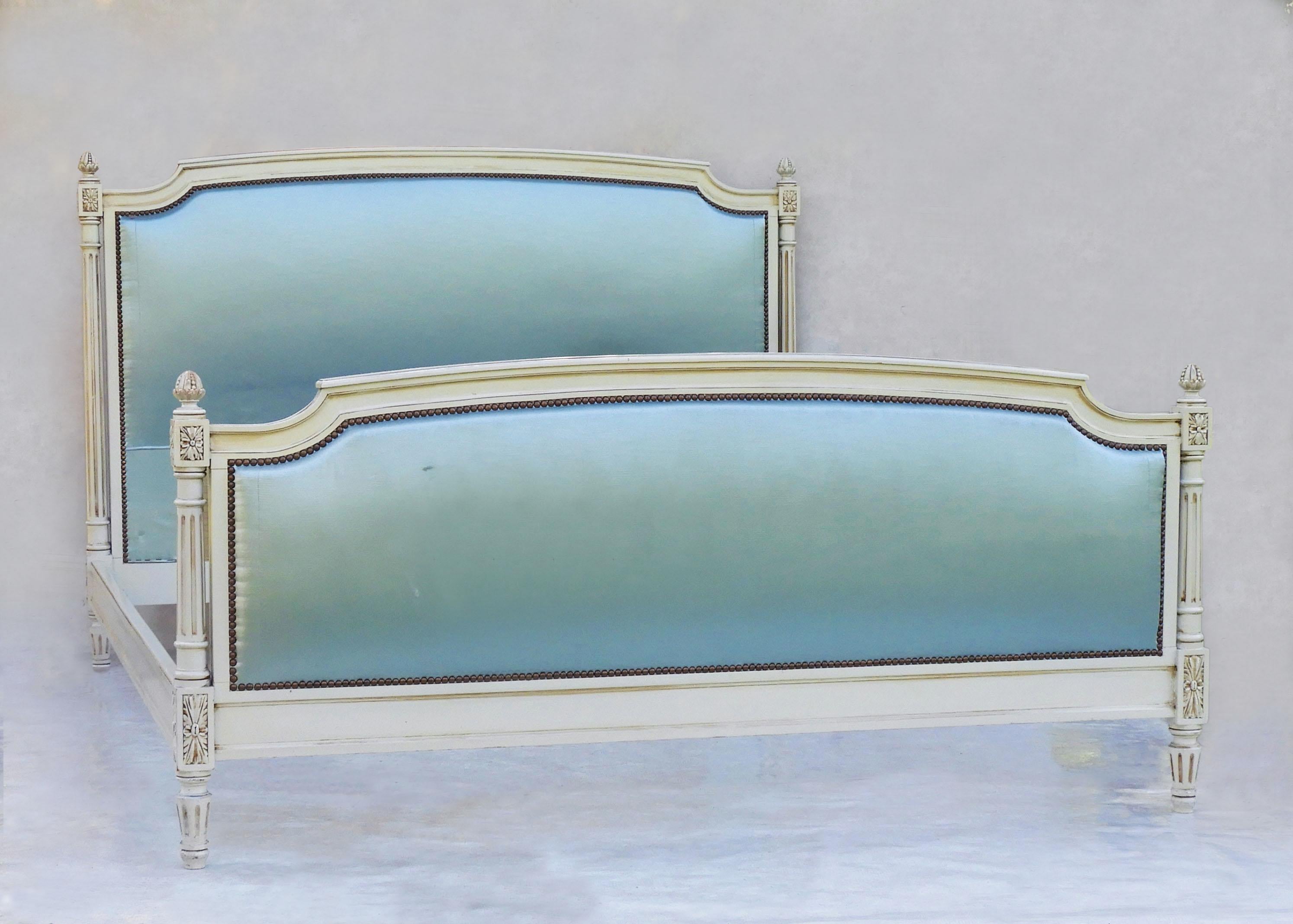 Letto matrimoniale vintage Luigi XVI Revival della Francia di metà secolo. Tutto originale, in ottime condizioni vintage, con una bella patina.  Questo letto richiede un intervento di recupero, che può essere effettuato qui in Francia o in loco dopo