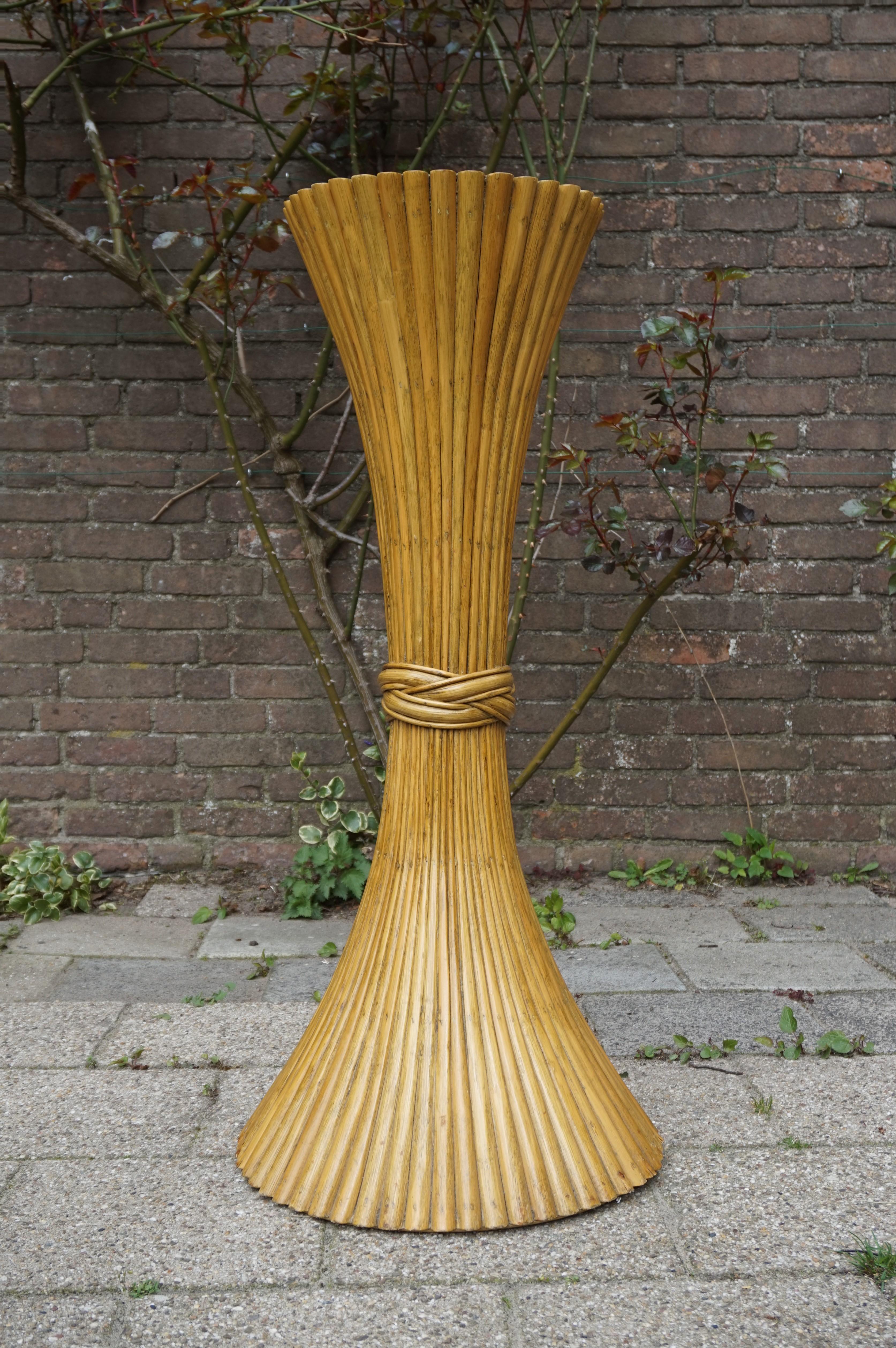 Rare Midcentury Made McGuire Sheaf of Wheat Rattan Floor Pedestal Display Stand In Good Condition In Lisse, NL