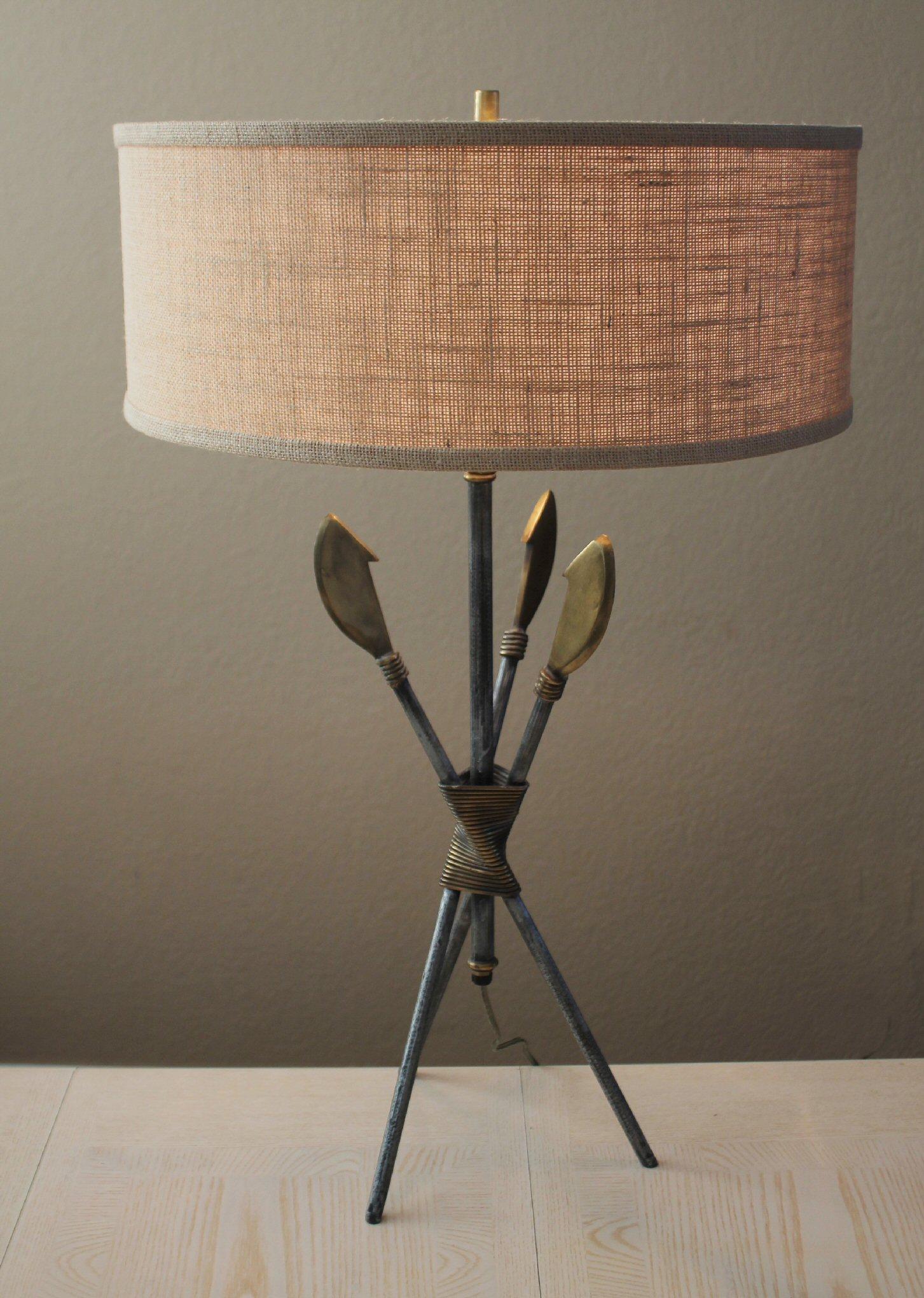Rare ! Lampe de table anglaise Maitland Smith personnalisée en laiton à motif de lances  en vente 2