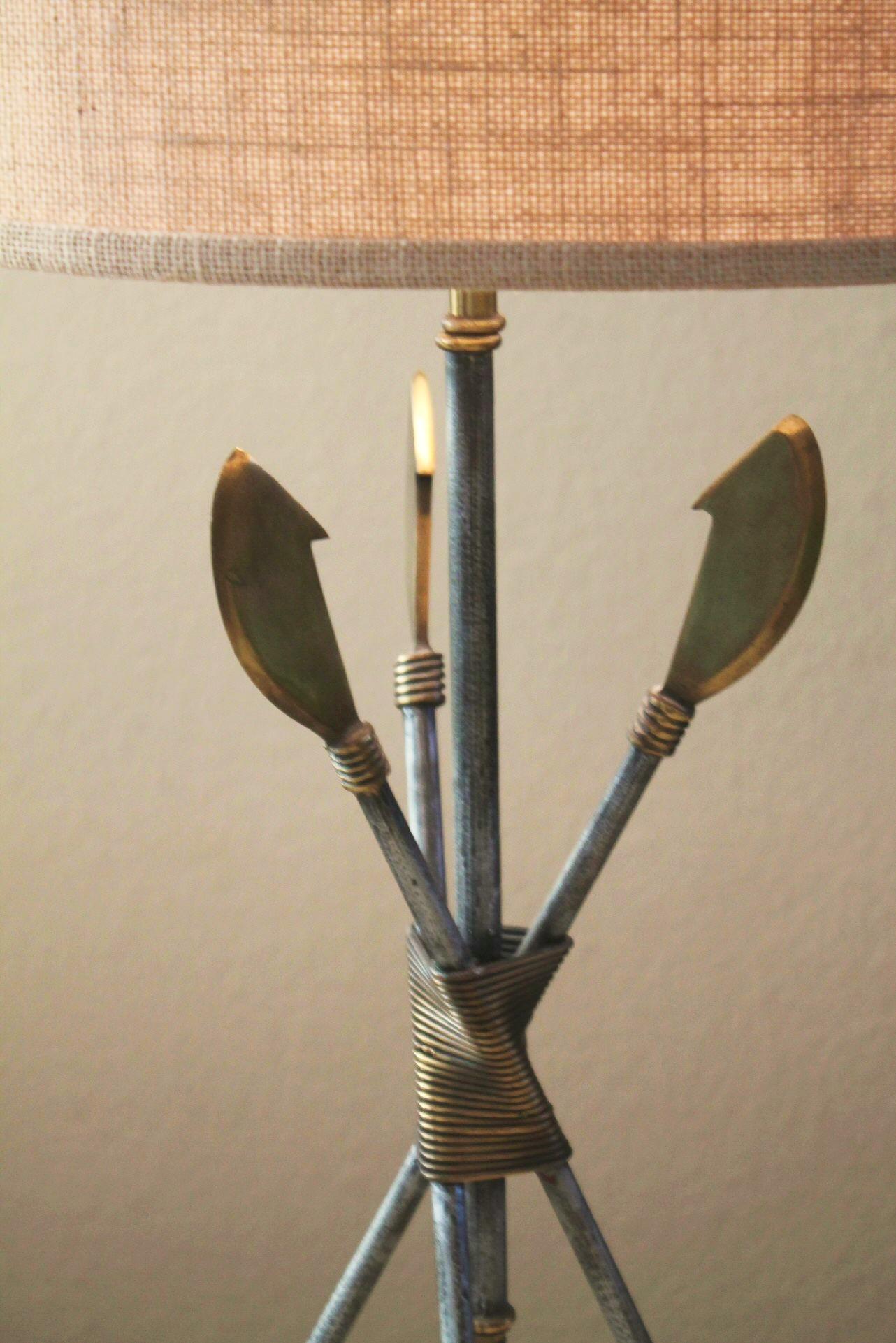 Acier Rare ! Lampe de table anglaise Maitland Smith personnalisée en laiton à motif de lances  en vente