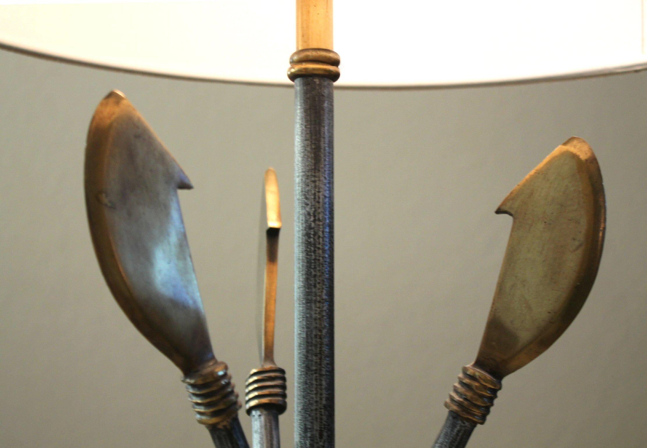Rare ! Lampe de table anglaise Maitland Smith personnalisée en laiton à motif de lances  en vente 1