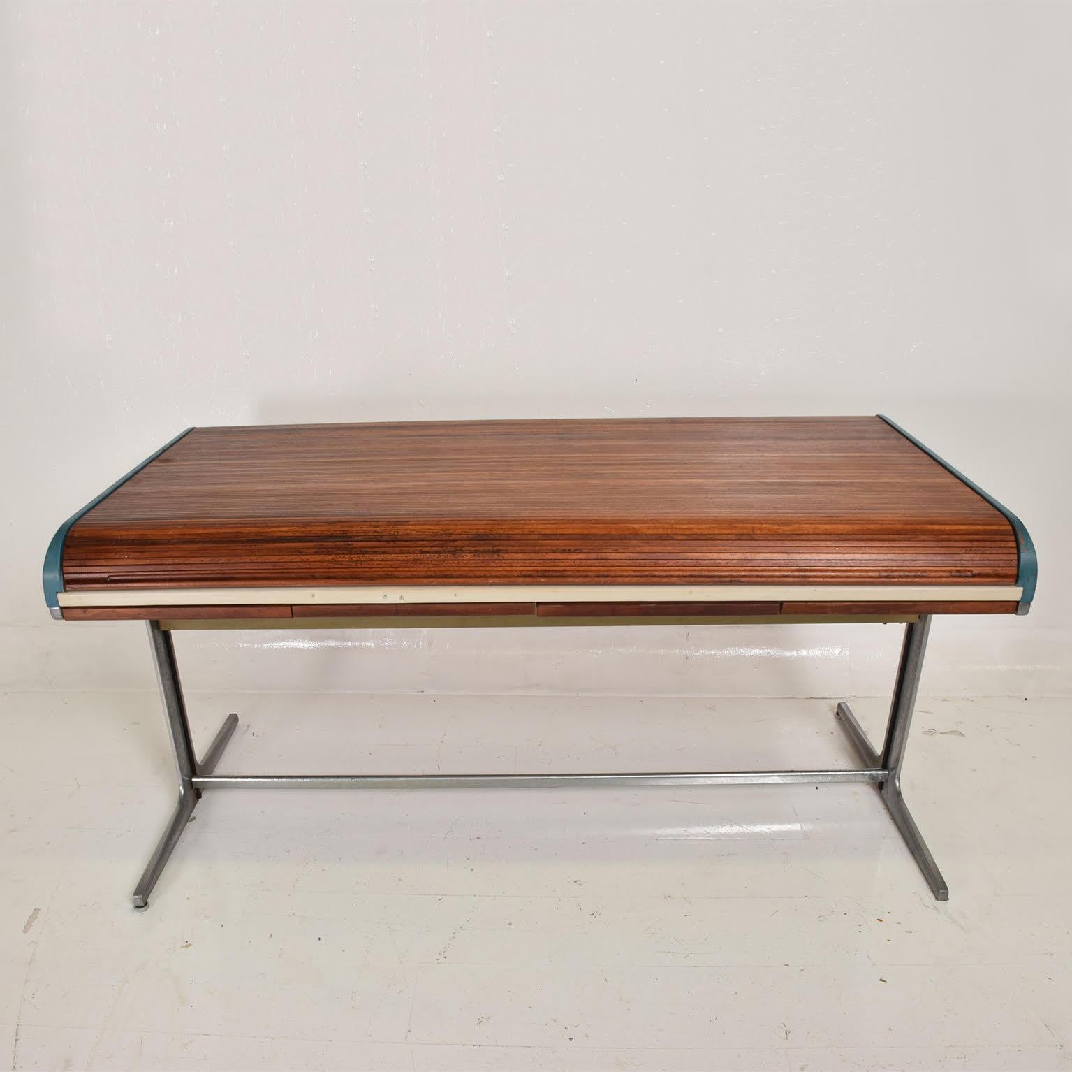 For your consideration, a rare action desk designed by George Nelson & Robert Propst for Herman Miller. The USA, circa 1960s.

Beautiful original character/patina. Rolled top in walnut wood, with lots of storage.

Expect signs of vintage wear.