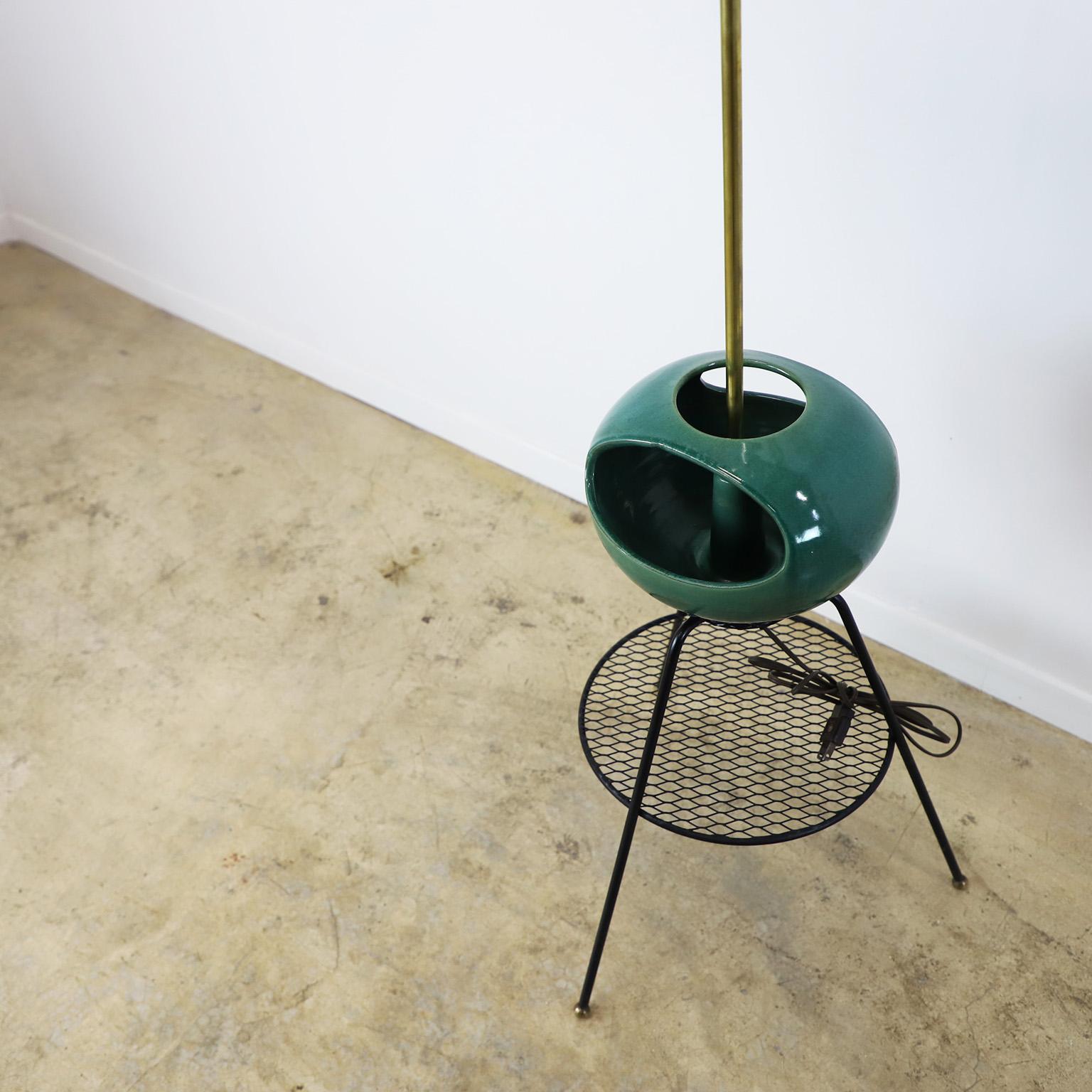 Vers 1950. Nous vous proposons ce Rare Mid Century Modern Atomic Floor Lamp with Ceramic Flowerpot, original shades working in great vintage conditions. 