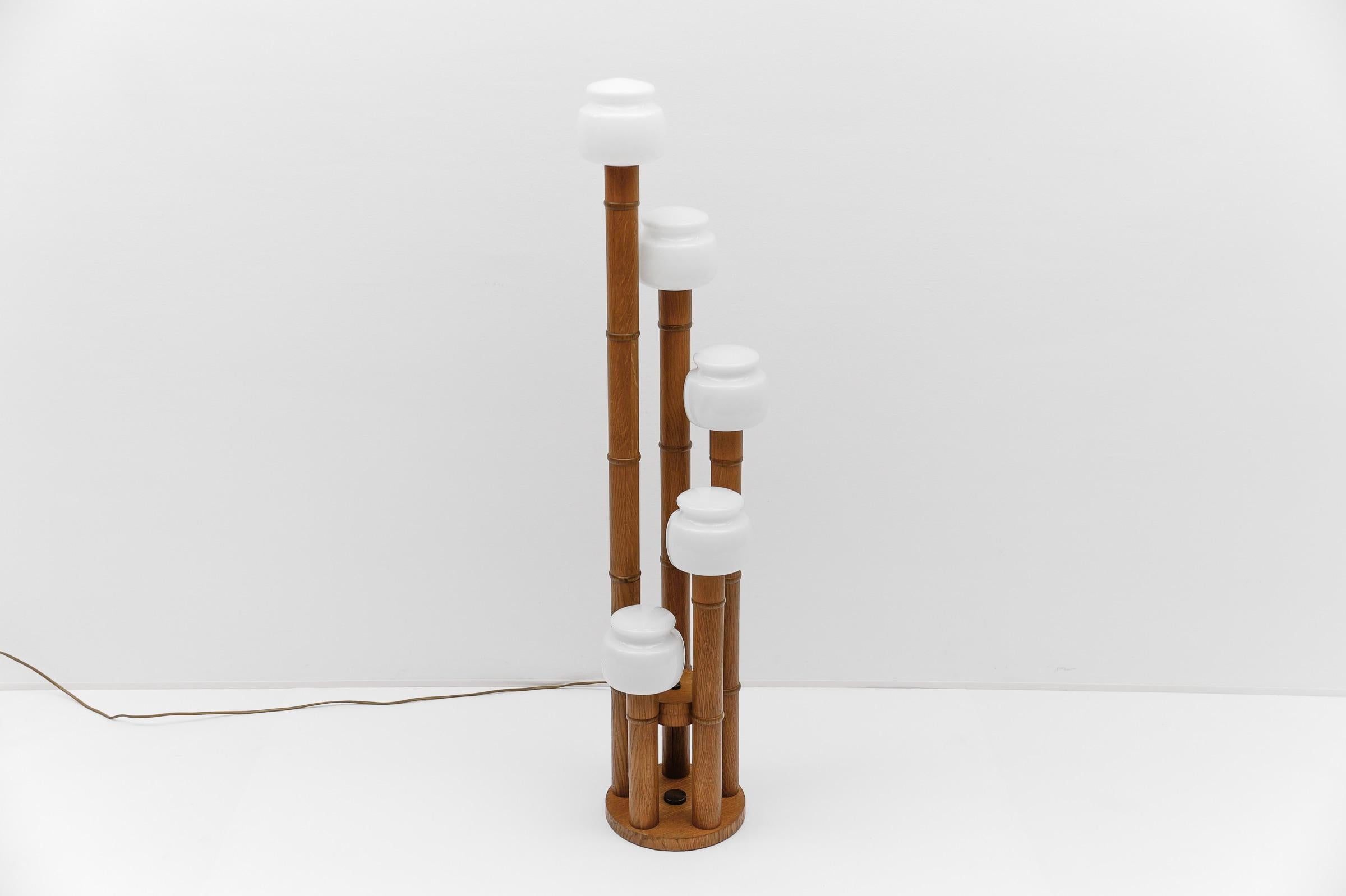 Rare Mid-Century Modern Bamboo Floor Lamp with Five Opal Glass Shades, 1960s In Good Condition For Sale In Nürnberg, Bayern