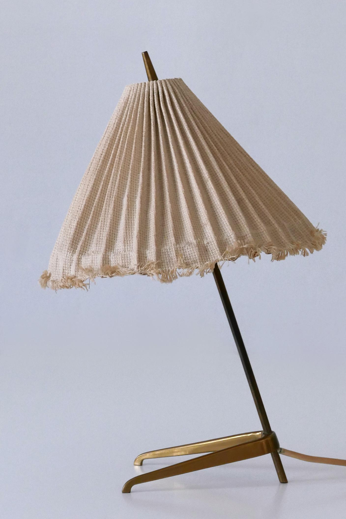 Seltene Mid-Century Modern-Tischlampe mit Crowfoot aus Messing von J.T. Kalmar Österreich 1950er Jahre (Moderne der Mitte des Jahrhunderts) im Angebot
