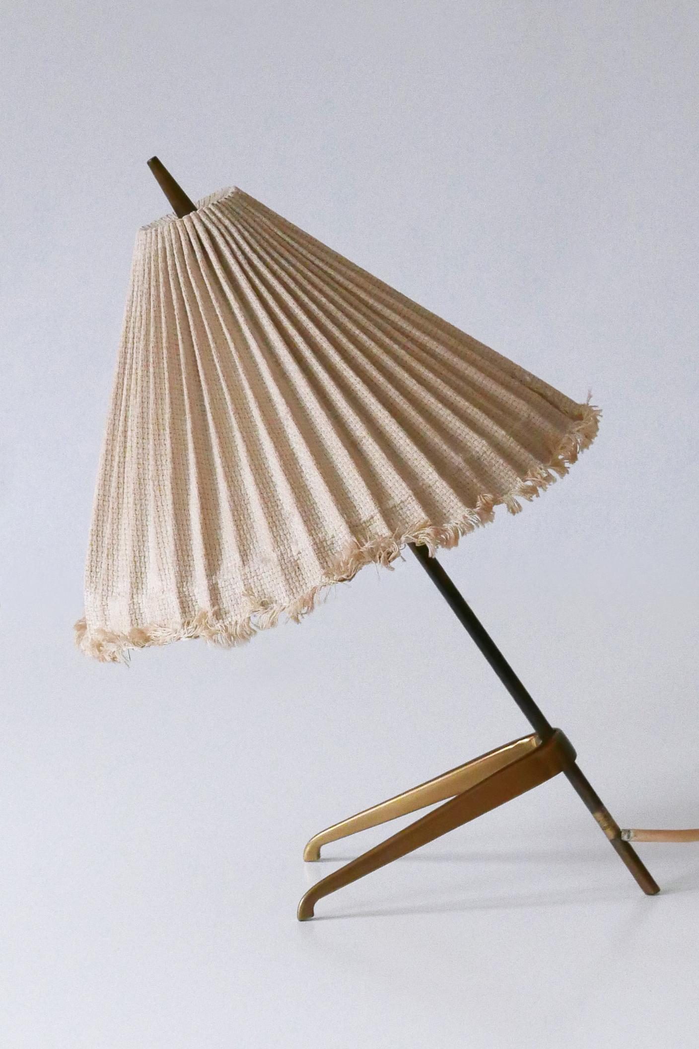 Autrichien Rare lampe de table Crowfoot en laiton moderne du milieu du siècle dernier par J.T. Kalmar Autriche 1950s en vente