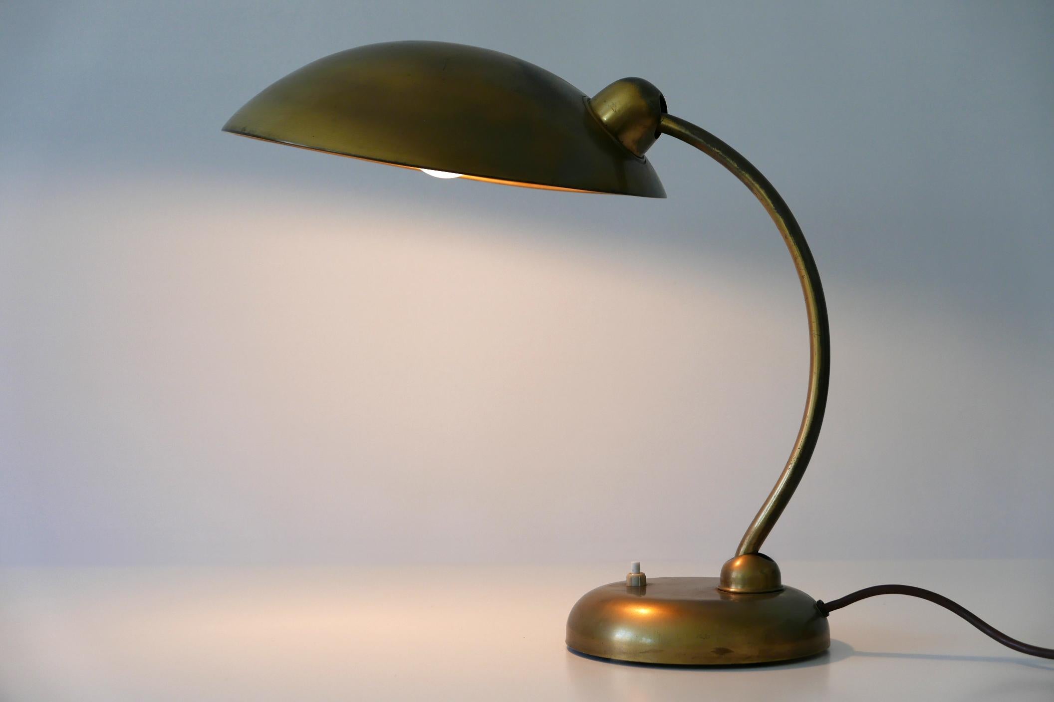 Seltene und elegante Mid-Century Modern Schreibtischlampe oder Tischlampe. Entworfen und hergestellt in den 1950er Jahren, Deutschland.

Die aus Messing gefertigte Leuchte benötigt 1 x E27 Edison-Schraubbirne, ist verkabelt und in betriebsbereitem