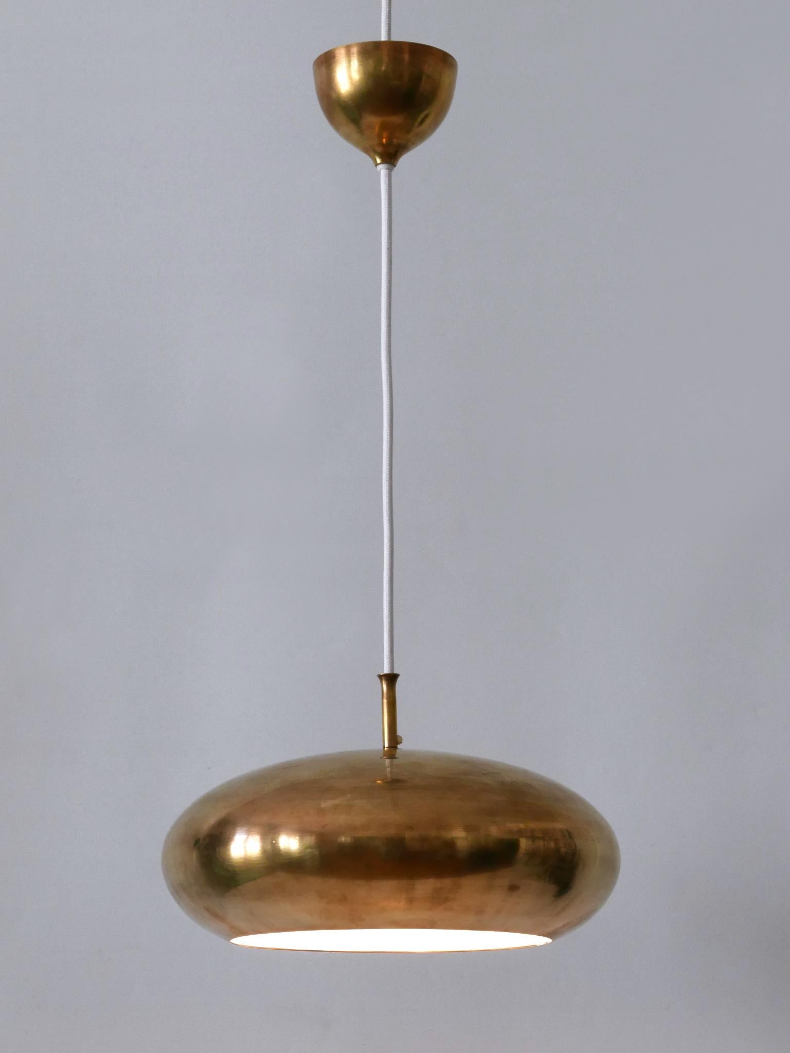 Extremely rare, highly decorative and elegant Mid-Century Modern solid brass pendant lamp or hanging light. Manufactured by Falkenbergs Belysning, Sweden, 1960s.

Executed in solid brass, the pendant lamp needs 1 x E27 / E26 Edison screw fit bulb.