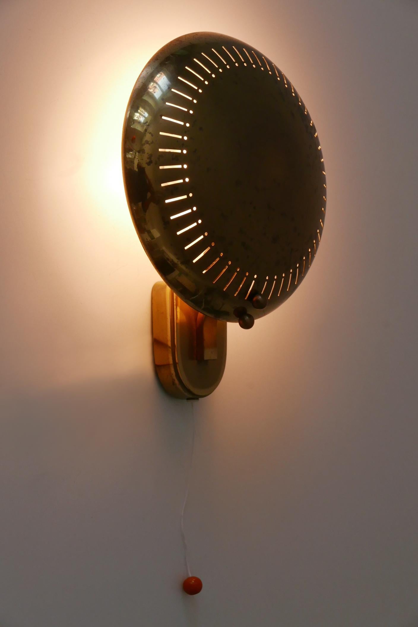 Aplique o lámpara de pared extremadamente raro, elegante y muy decorativo de la Modernidad de Mediados de Siglo. Diseñado y fabricado probablemente por Hillebrand Leuchten, Alemania, década de 1950. 

Realizado en latón perforado y metal, el