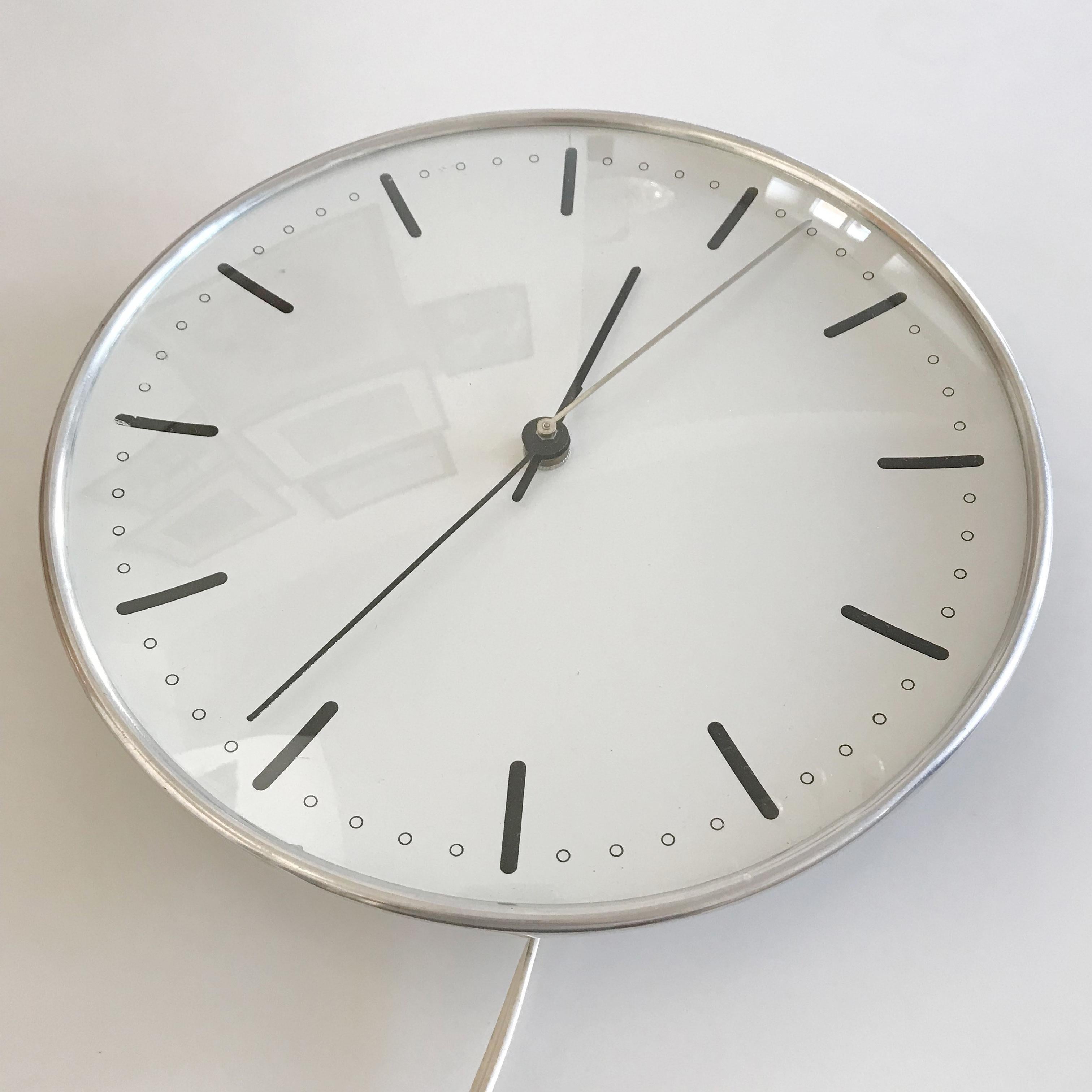 Extremely rare Mid-Century Modern city hall wall clock. Designed by Arne Jacobsen, 1956. Manufactured probably by Gefa, 1950s-1960s, Denmark. It has a 230 Volt electric run clock work and in working condition.

Measurements:
D 11.81 in. x H 2.36 in.