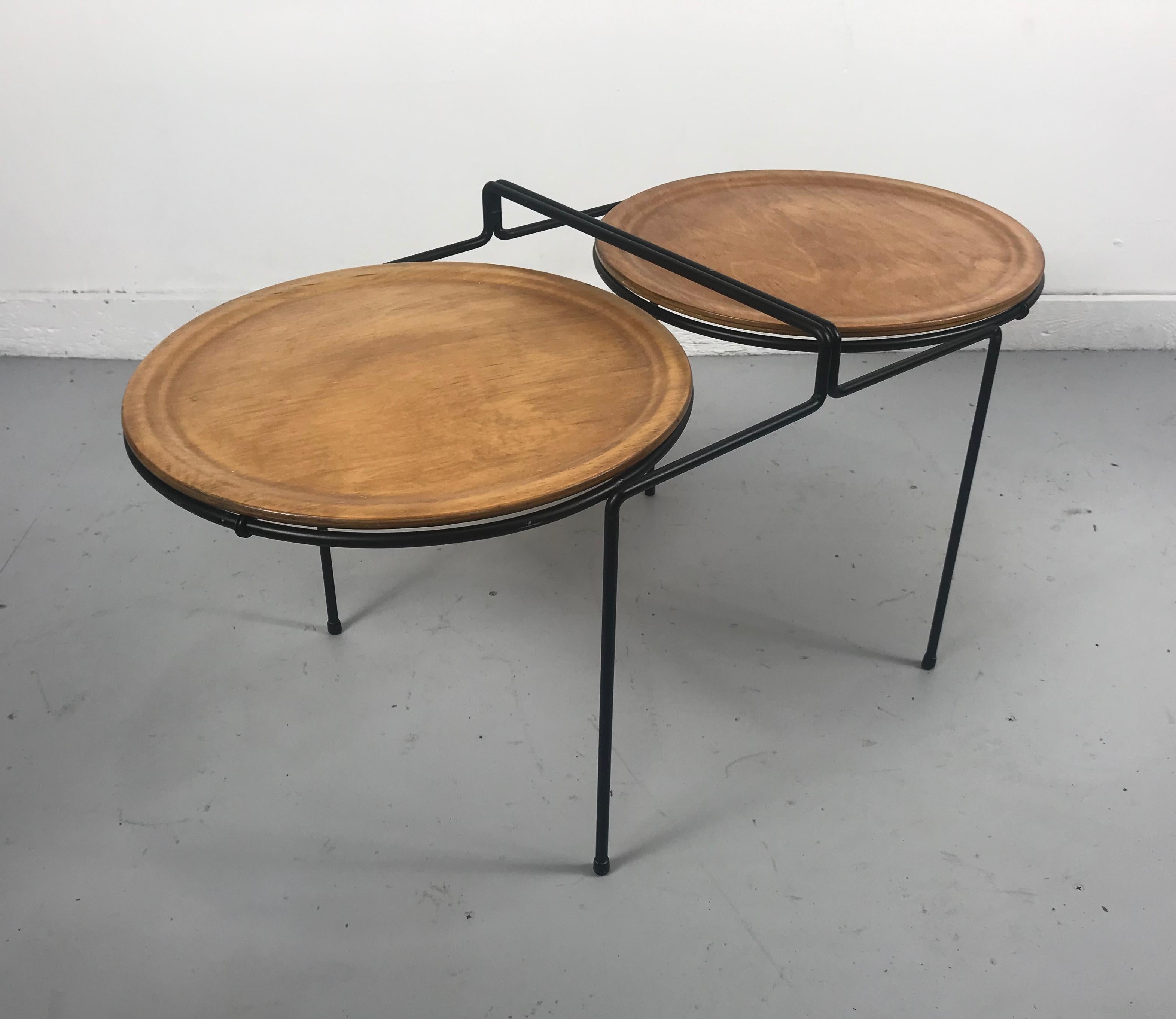 Peint Rare table à cocktail à plateau moderne du milieu du siècle dernier «Tempo Group » de Tony Paul en vente
