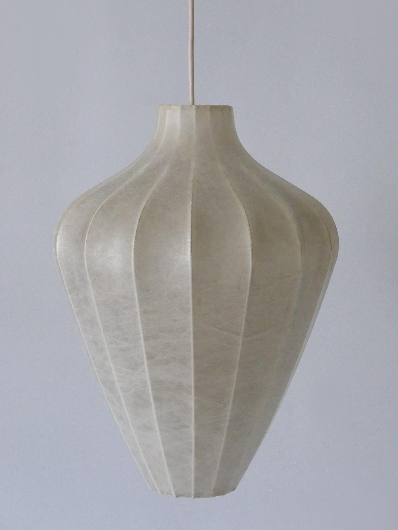 Lampada a sospensione a forma di bozzolo o sospensione a forma di Anfora, estremamente rara e altamente decorativa. Progettato e fabbricato probabilmente da Goldkant Leuchten, Germania, anni '60.

Realizzata in polimeri plastici spruzzati e metallo,
