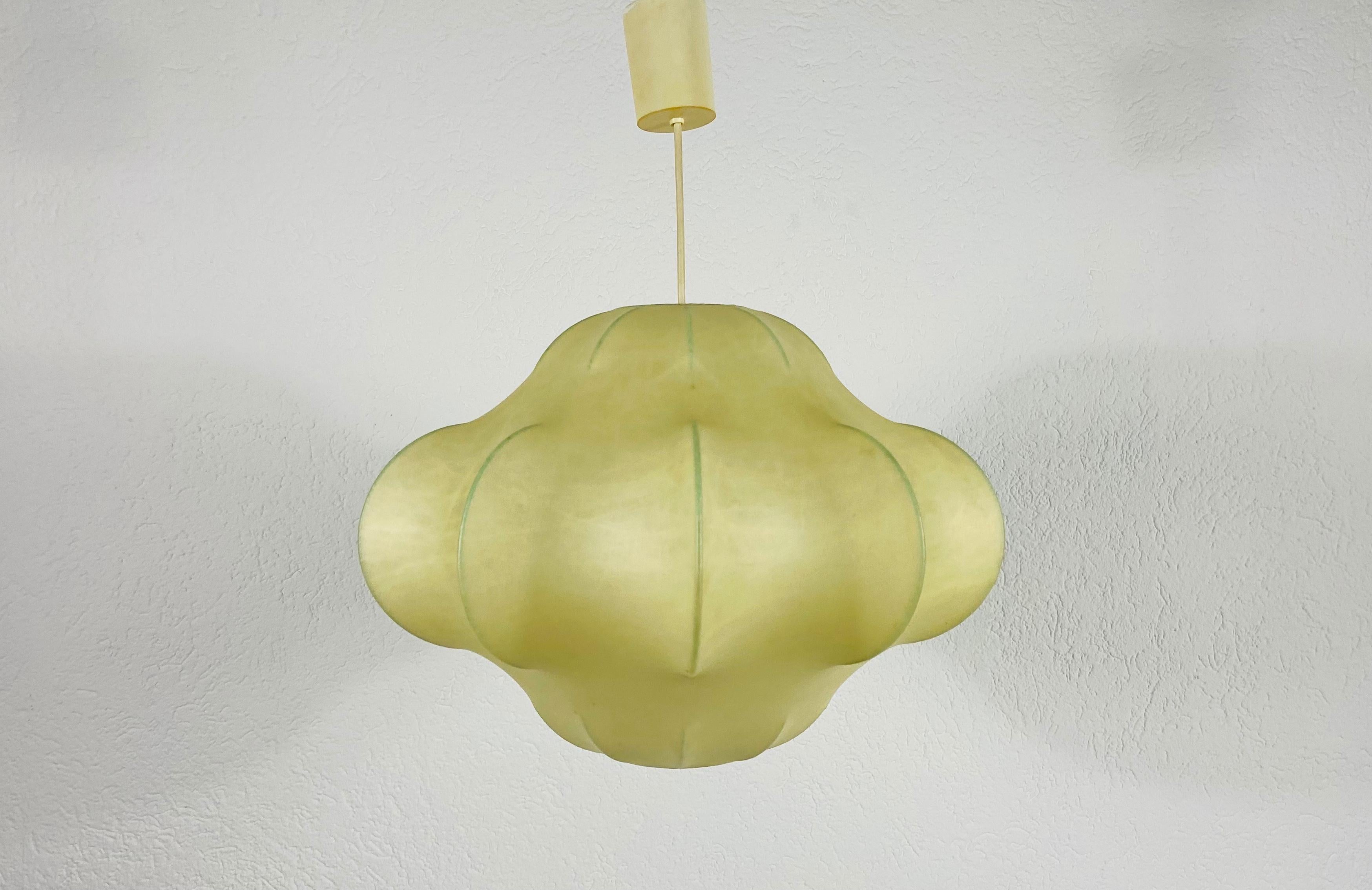 A cocoon pendant lamp made in Italy in the 1960s. The hanging lamp has been manufactured in the design of the lamps made by Achille Castiglioni. The lamp shade is of original cocoon and has an organic shape. 

Measures: Max height 52 cm
Height 33