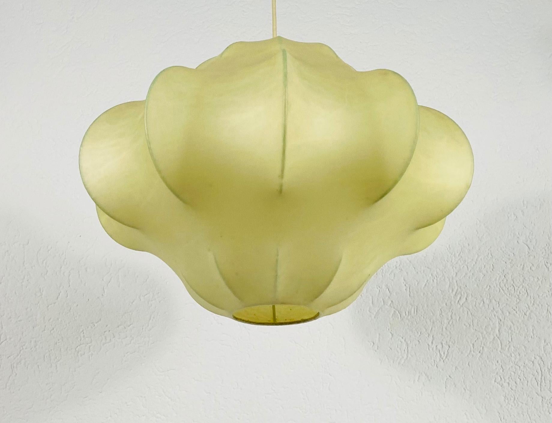 Rare Mid-Century Modern Cocoon Pendant Light, 1960s, Italy In Good Condition In Hagenbach, DE