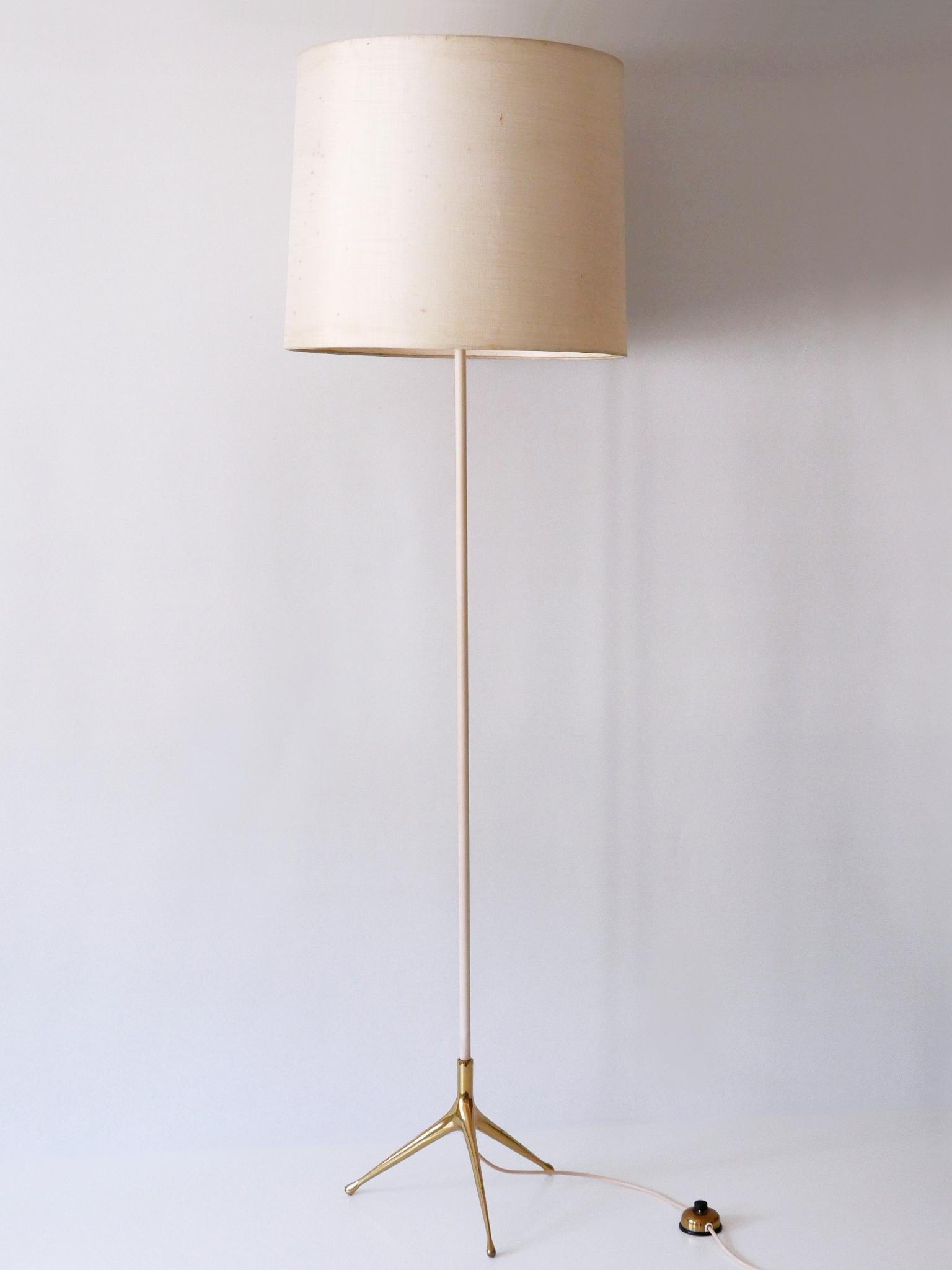 Lampadaire pied-de-poule extrêmement rare et très décoratif, de style moderne du milieu du siècle. Fabriqué par Vereinigte Werkstätten, Allemagne, années 1950.

Le lampadaire sera vendu sans abat-jour et partiellement démonté pour le