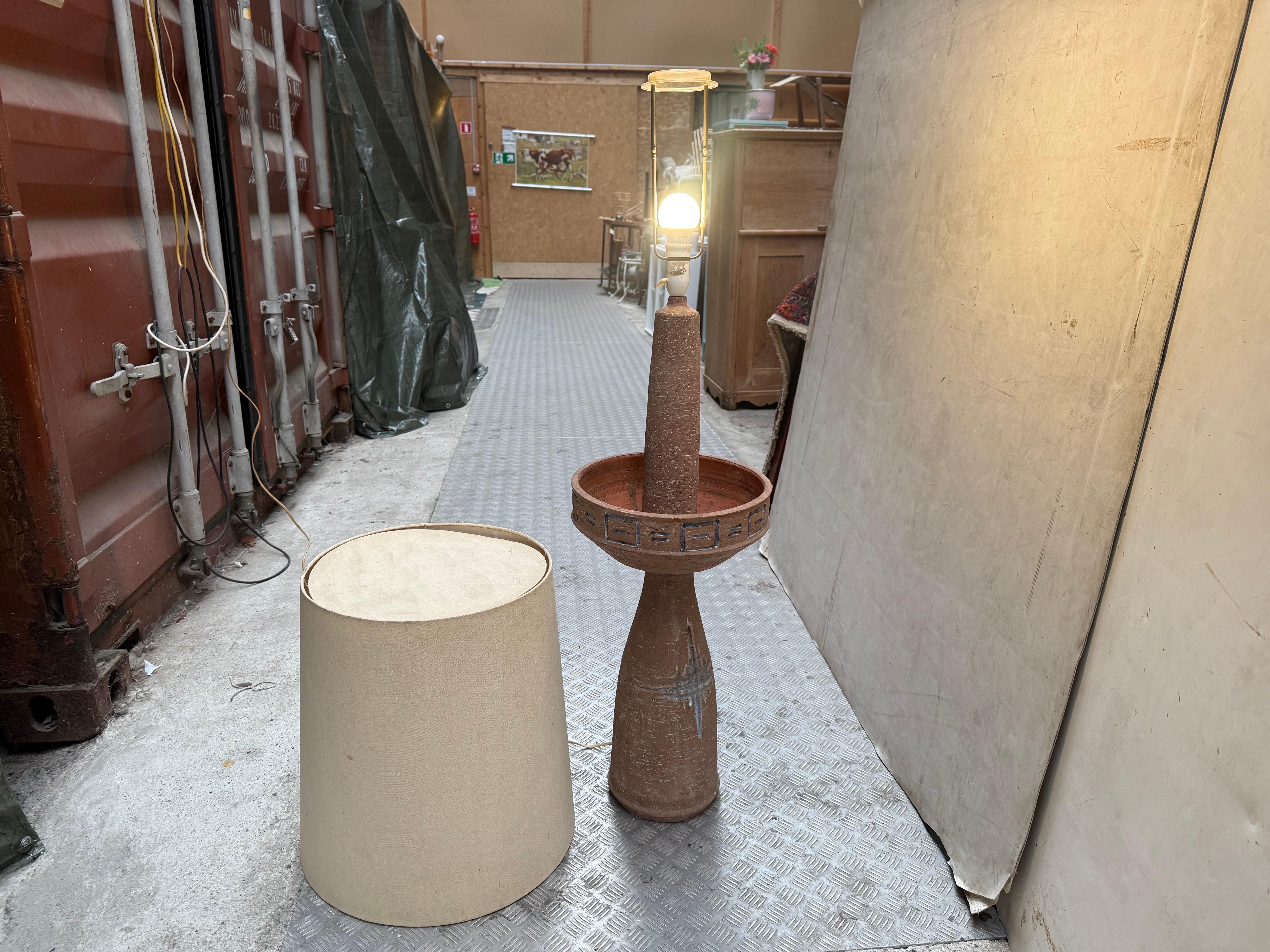 Rara lámpara de pie de cerámica danesa moderna de mediados de siglo, años 60 en venta 8