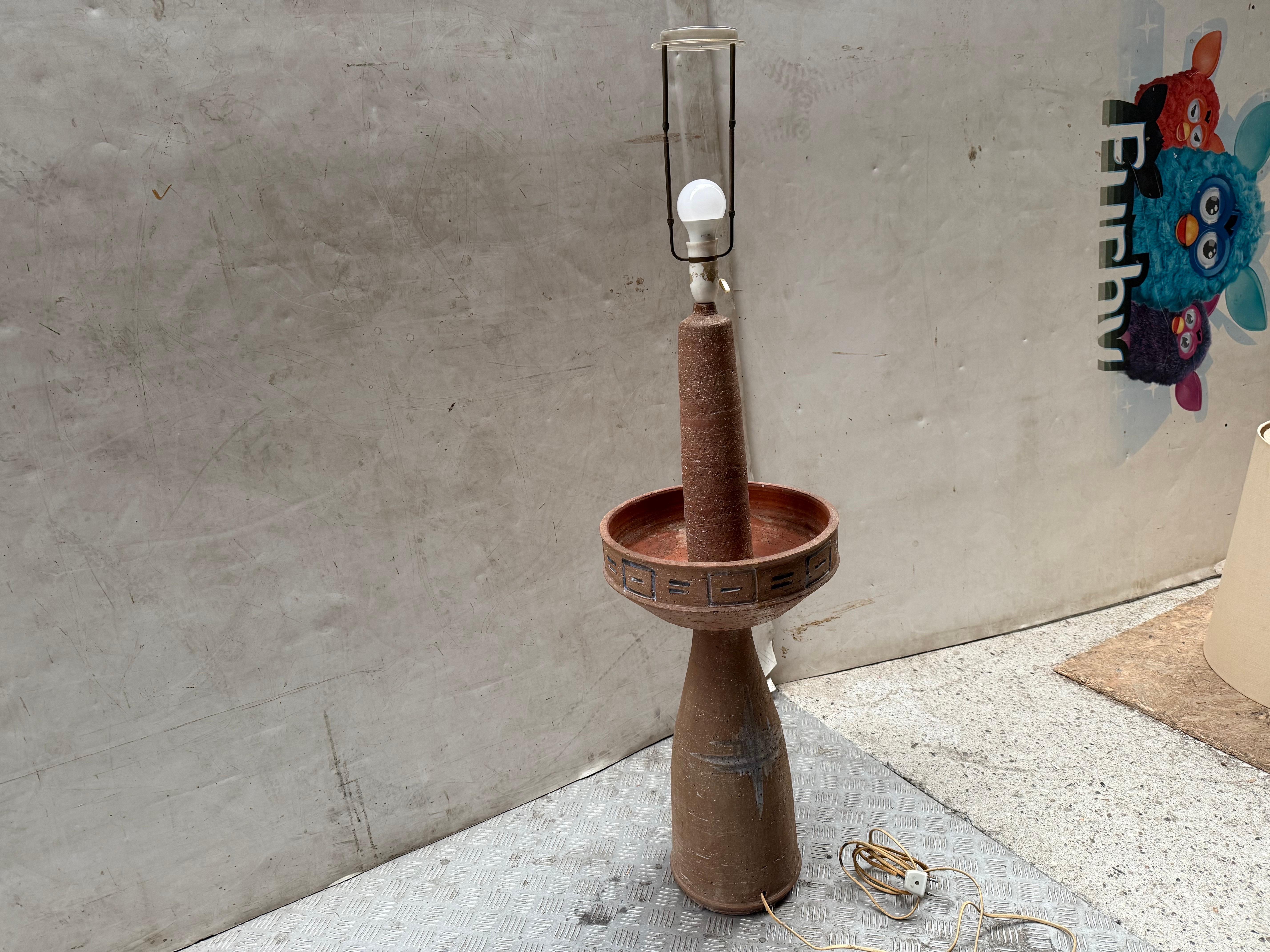 Rara lámpara de pie danesa de mediados de siglo. He intentado investigar posibles diseñadores, pero no he podido encontrar ninguno. Es realmente una joya rara. Está en buen estado, pero necesita una pantalla nueva a juego.