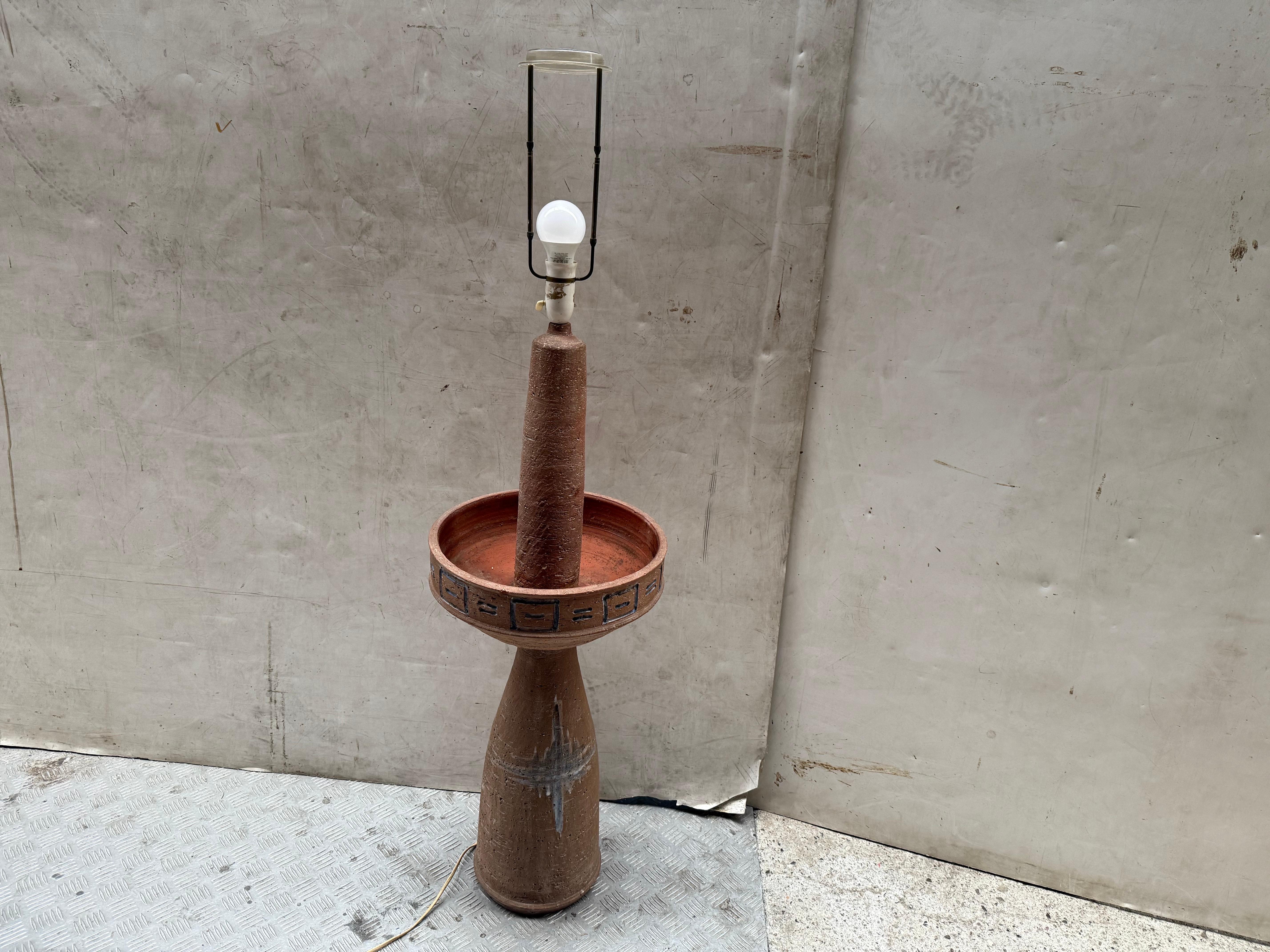 Rara lámpara de pie de cerámica danesa moderna de mediados de siglo, años 60 Moderno de mediados de siglo en venta