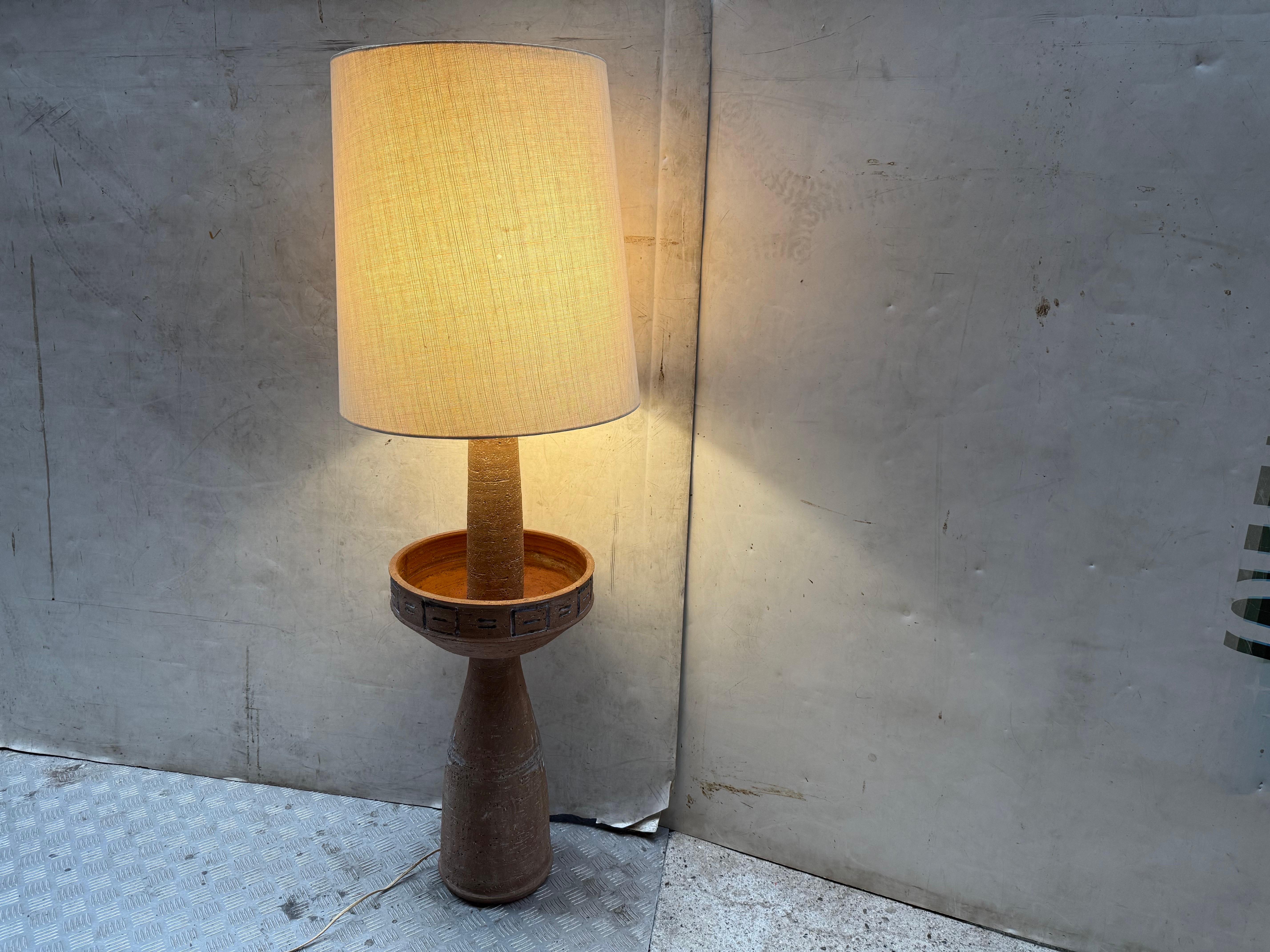 Rara lámpara de pie de cerámica danesa moderna de mediados de siglo, años 60 en venta 1