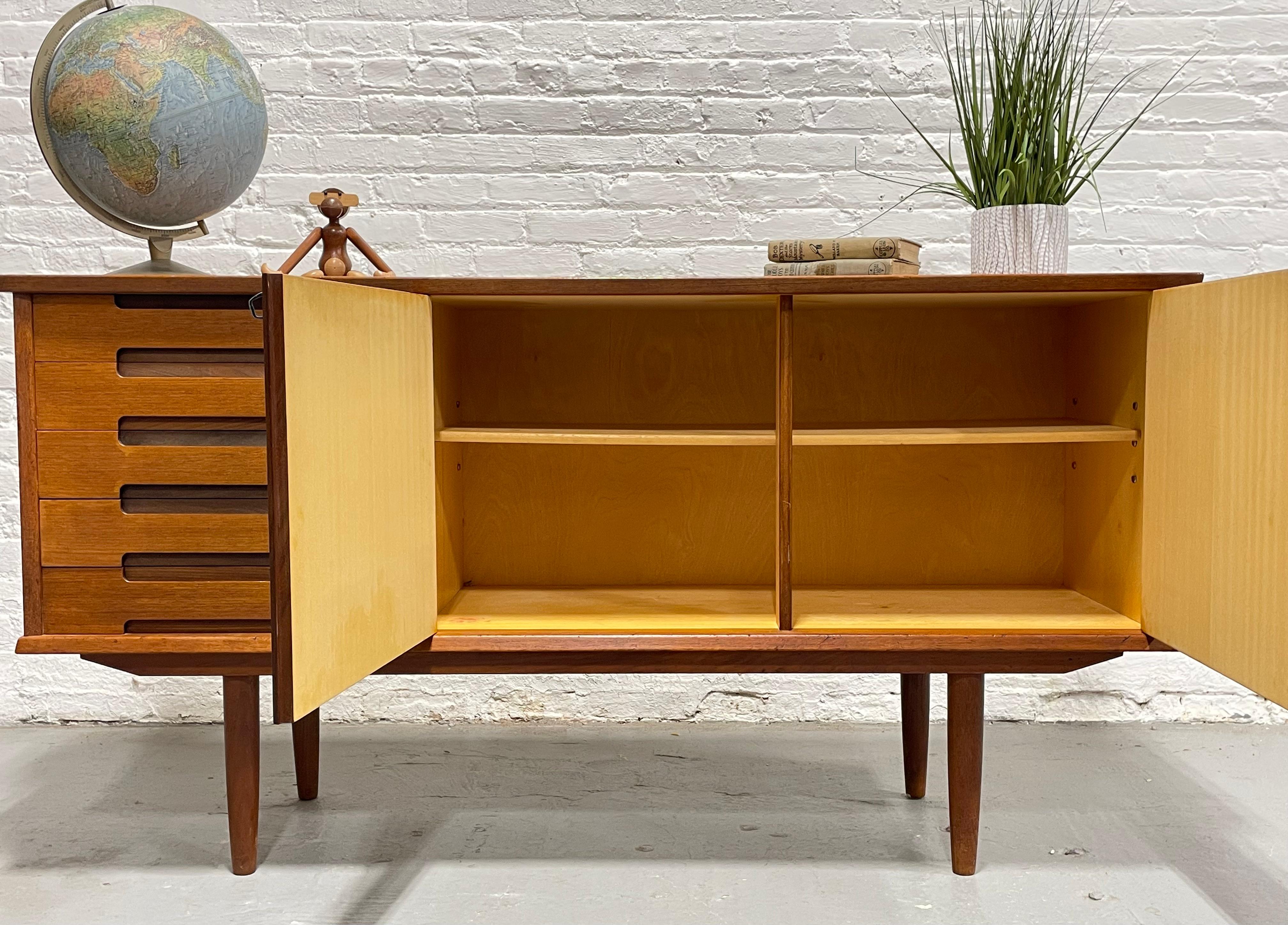 RARE Mid Century Modern Danish Teak CREDENZA / Media Stand, ca. 1960er Jahre 4