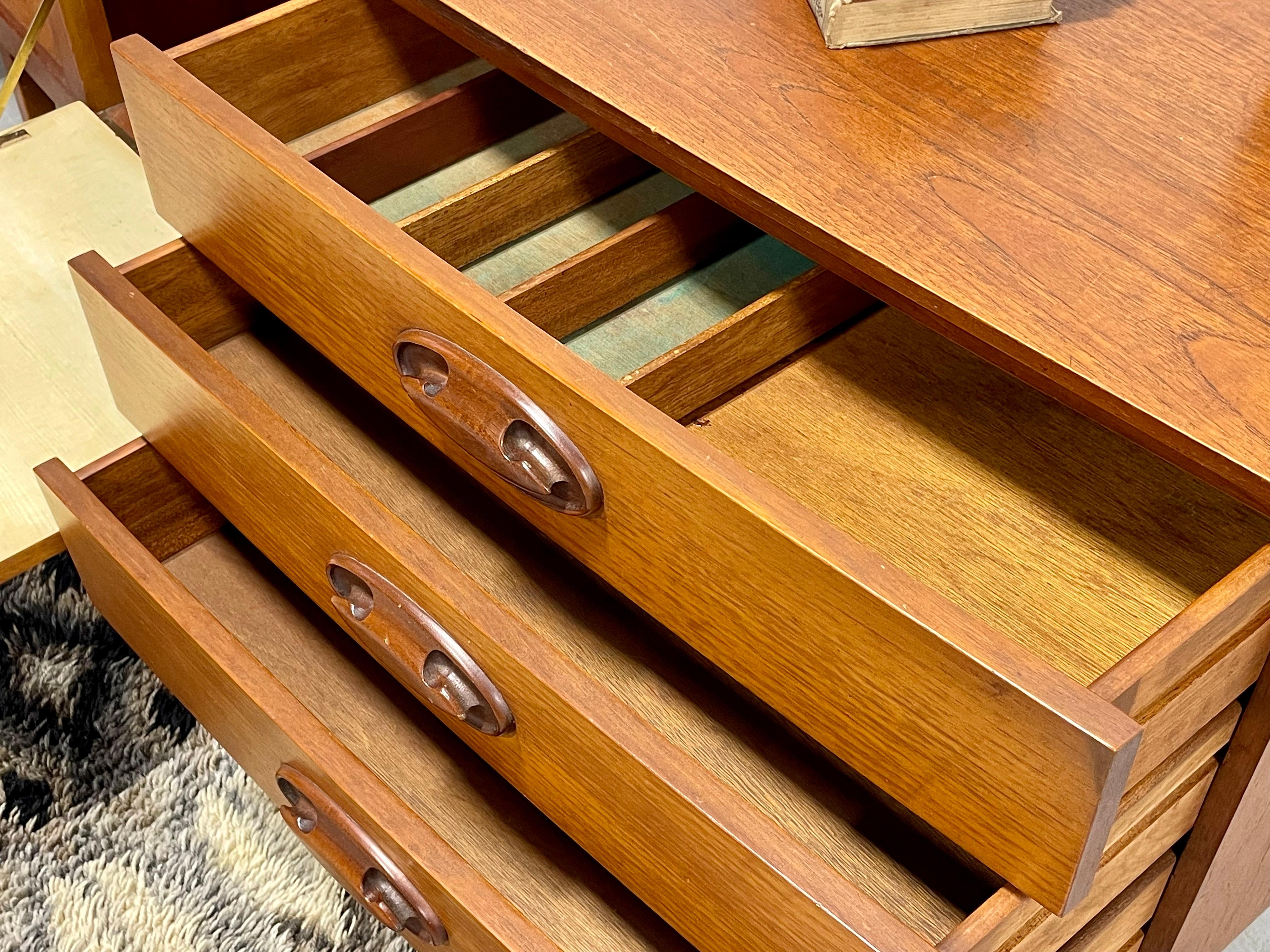 RARE CREDENZA / Media Stand en teck danois moderne du milieu du siècle dernier, c.C. années 1960 en vente 4