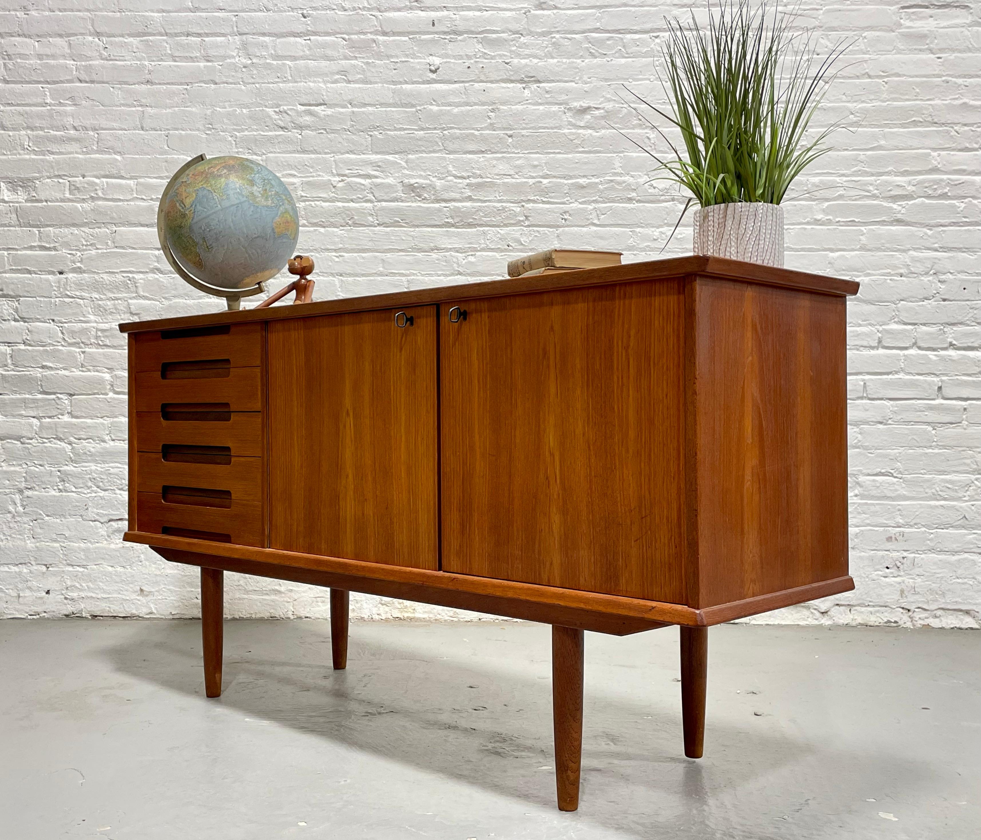 RARE Mid Century Modern Danish Teak CREDENZA / Media Stand, ca. 1960er Jahre 6