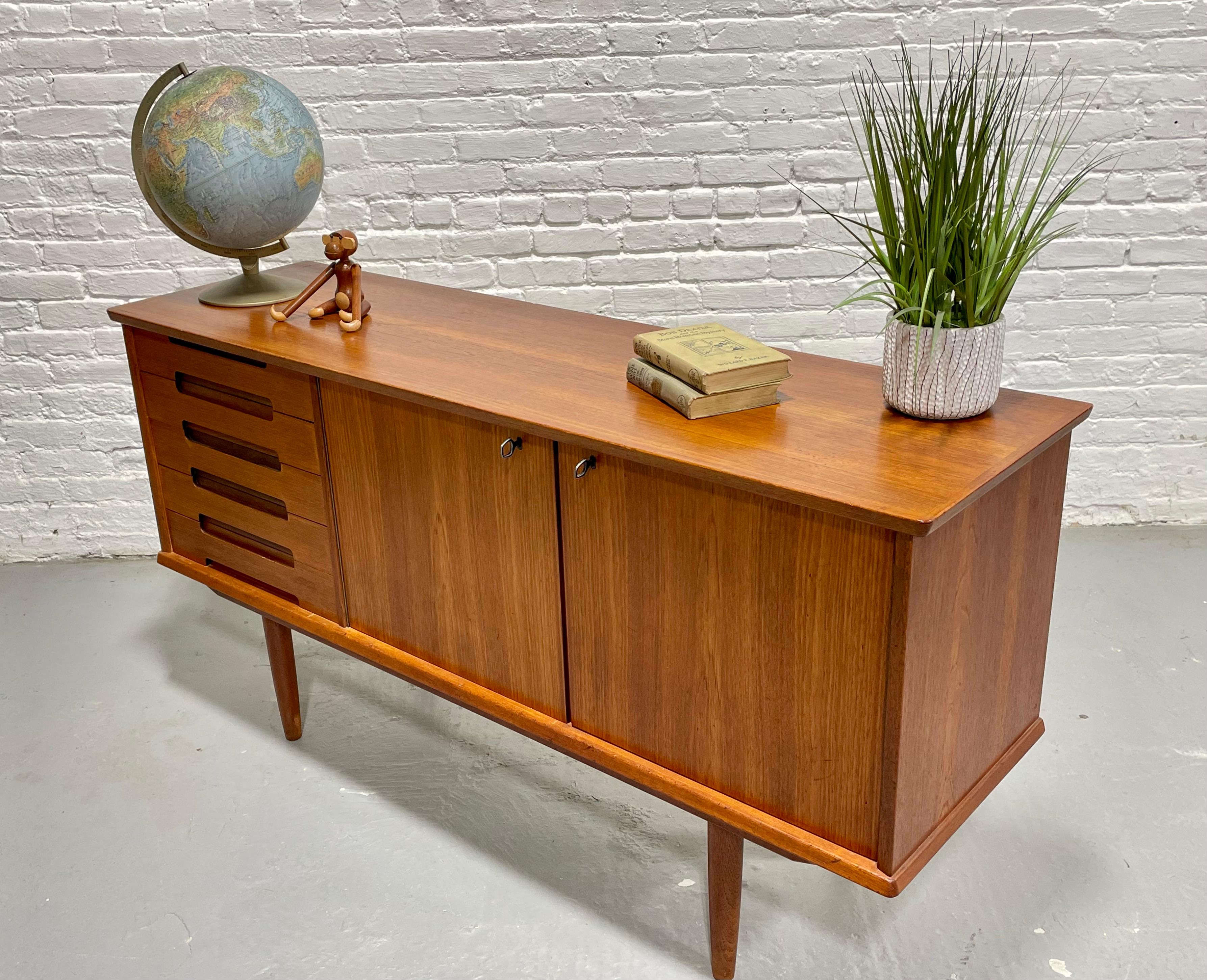 RARE Mid Century Modern Danish Teak CREDENZA / Media Stand, ca. 1960er Jahre 7
