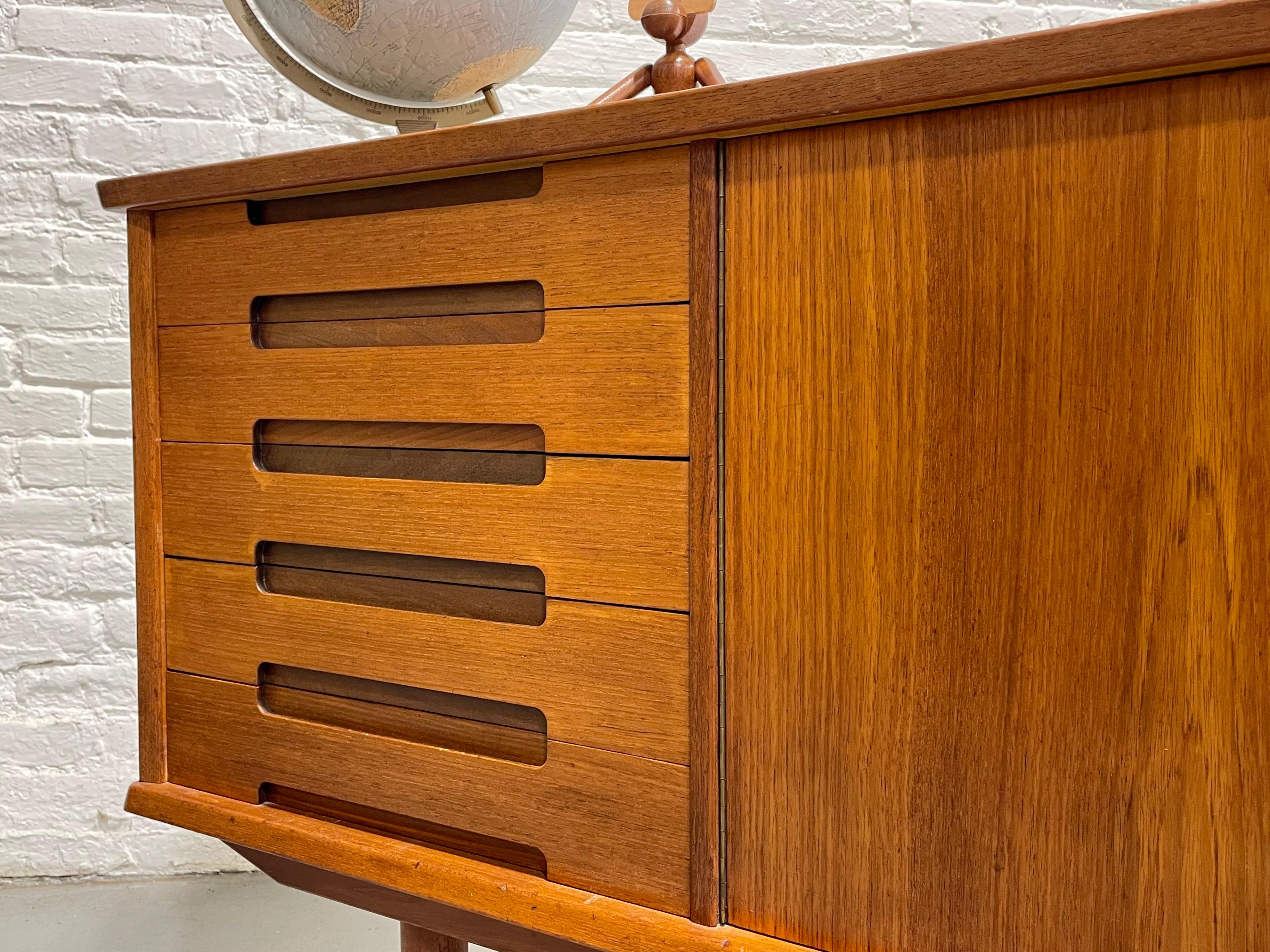 RARE Mid Century Modern Danish Teak CREDENZA / Media Stand, ca. 1960er Jahre 8