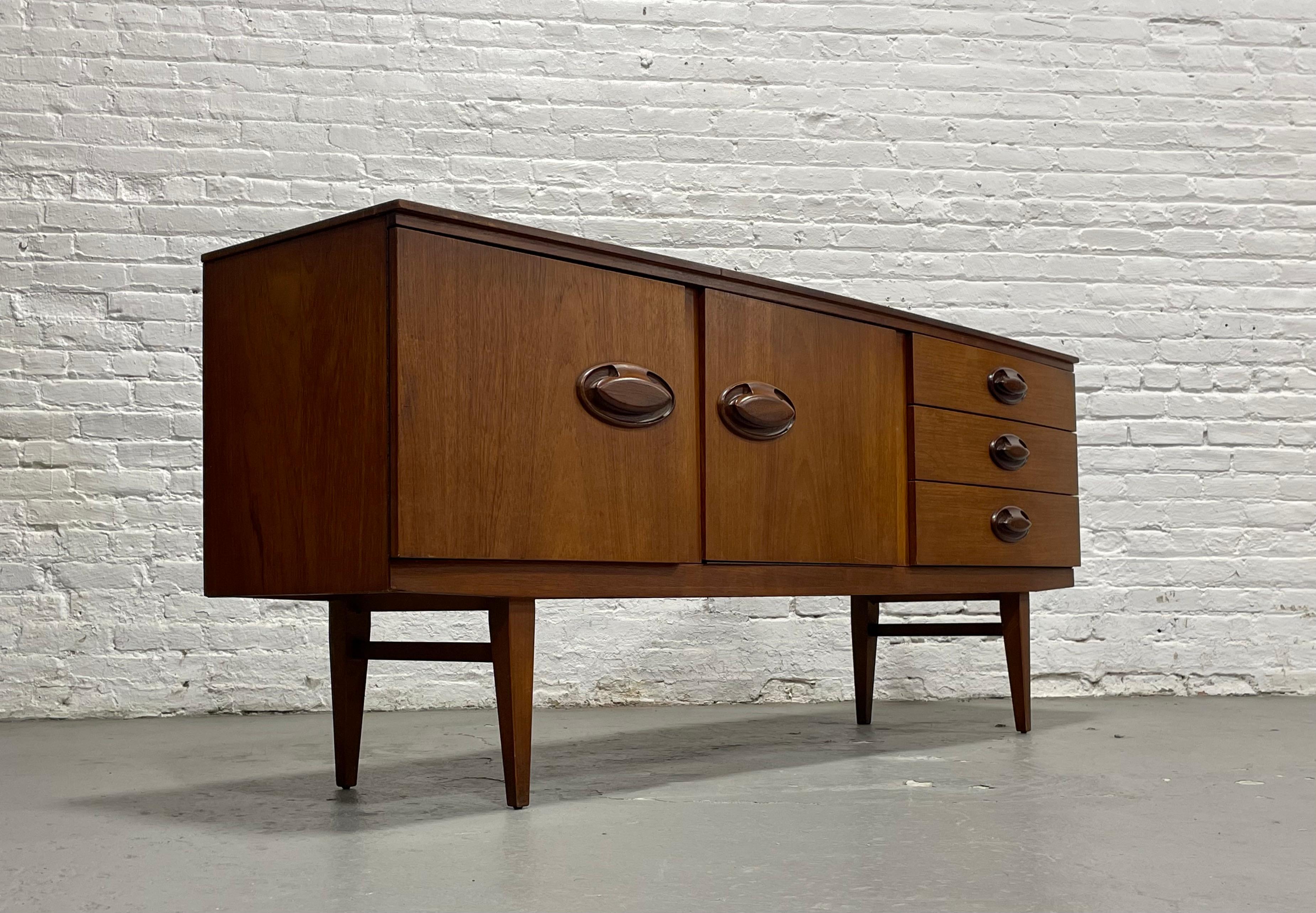 RARE CREDENZA / Media Stand en teck danois moderne du milieu du siècle dernier, c.C. années 1960 en vente 9