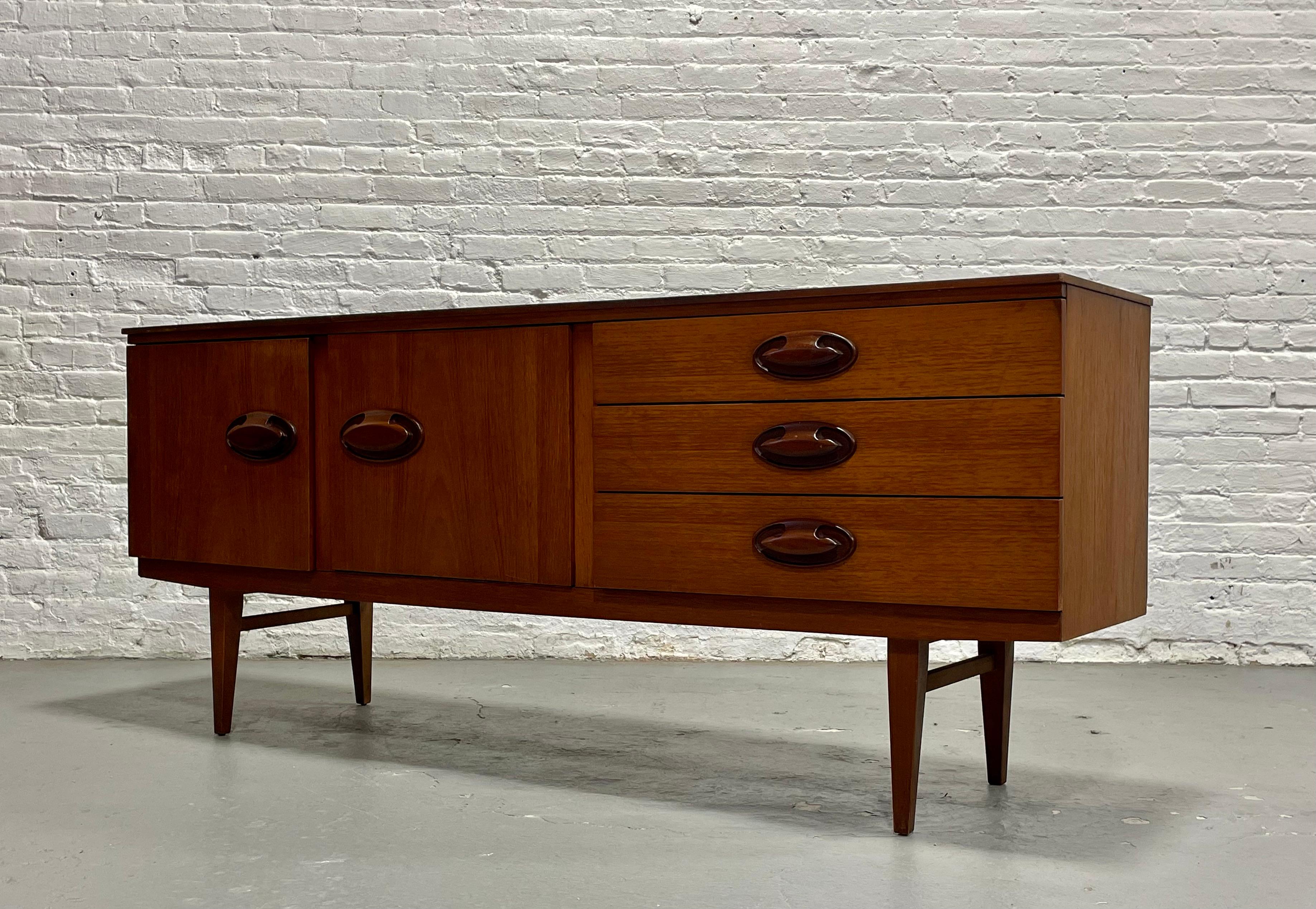 RARE CREDENZA / Media Stand en teck danois moderne du milieu du siècle dernier, c.C. années 1960 en vente 10