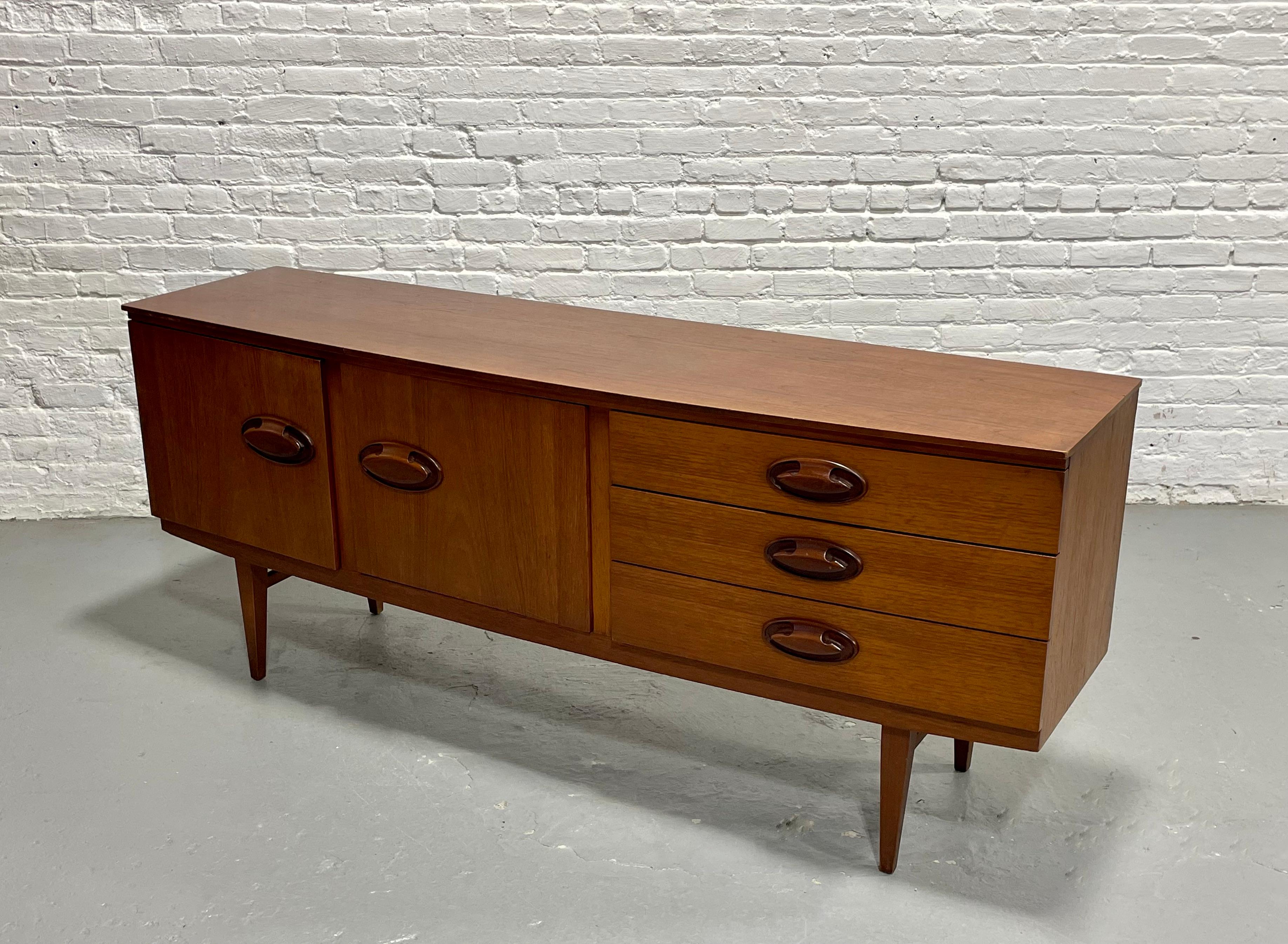 RARE CREDENZA / Media Stand en teck danois moderne du milieu du siècle dernier, c.C. années 1960 en vente 11